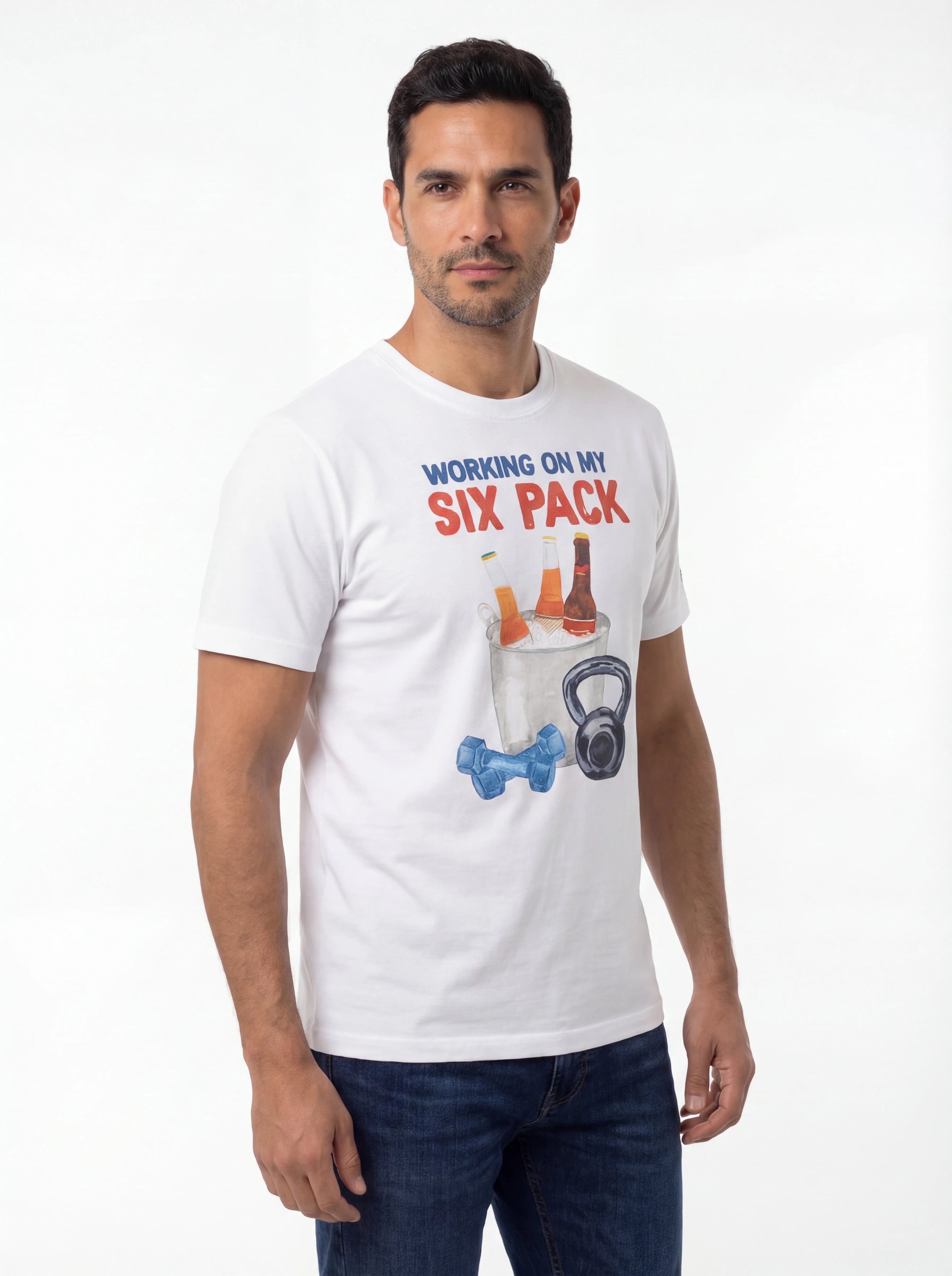 Modello a 45 gradi t-shirt bianco scritta “Working on my Six Pack” Saint Barth cotone