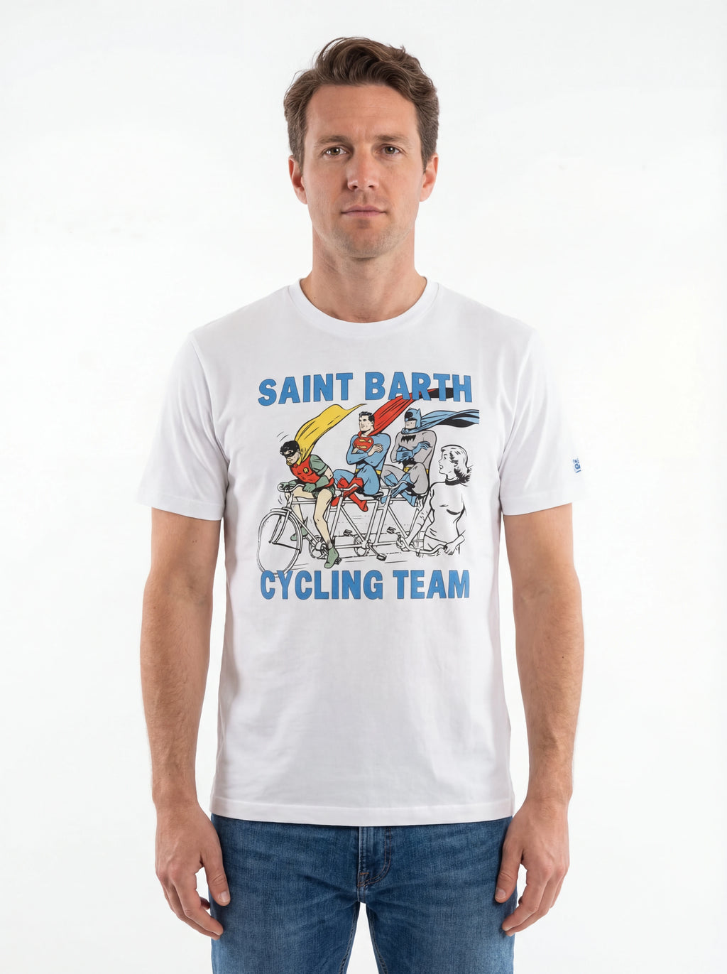 Modello frontalmente t-shirt bianco scritta “St.Barth” Saint Barth cotone