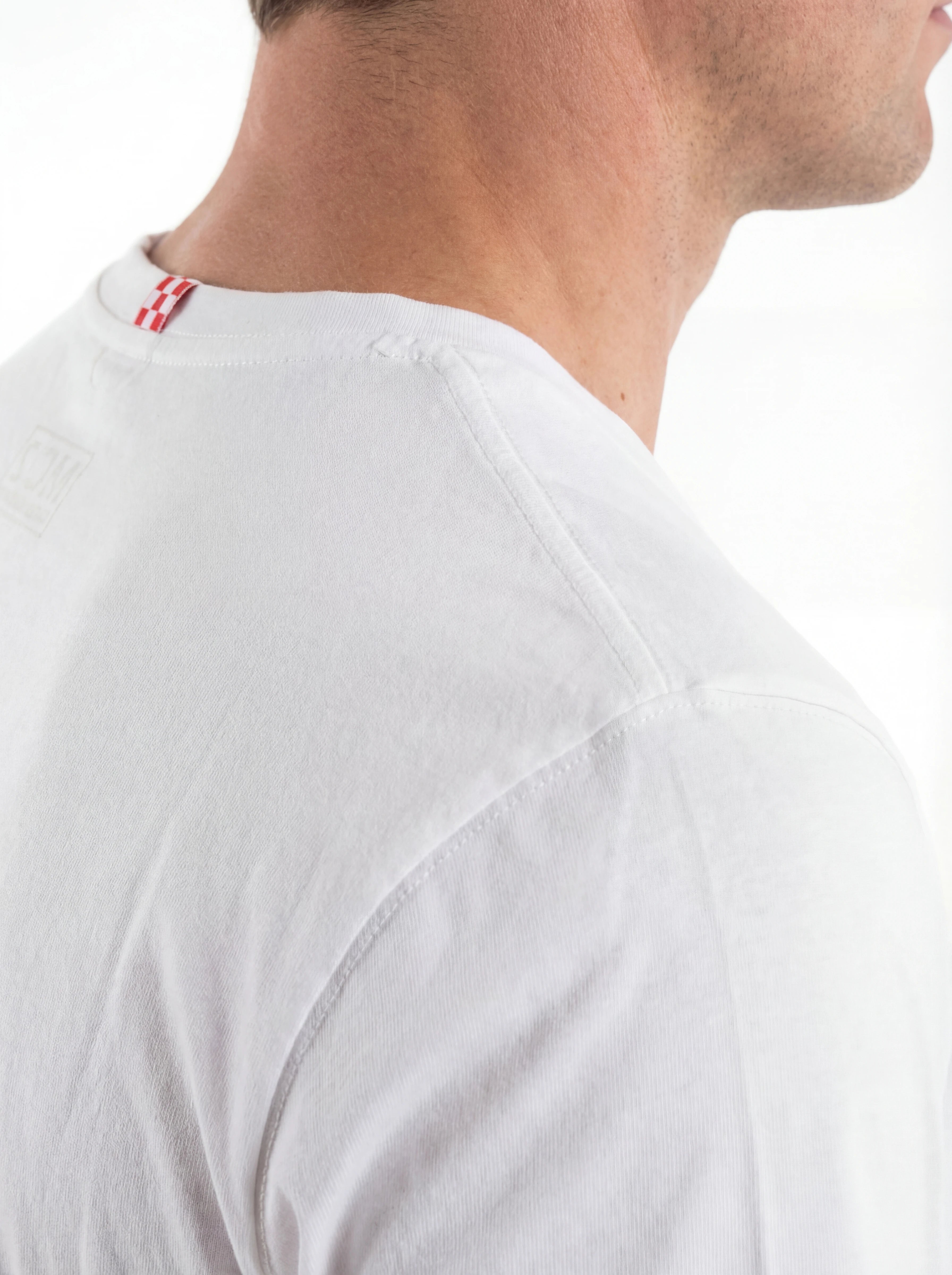 T-shirt su sfondo neutro frontale t-shirt bianco scritta “St.Barth” Saint Barth cotone