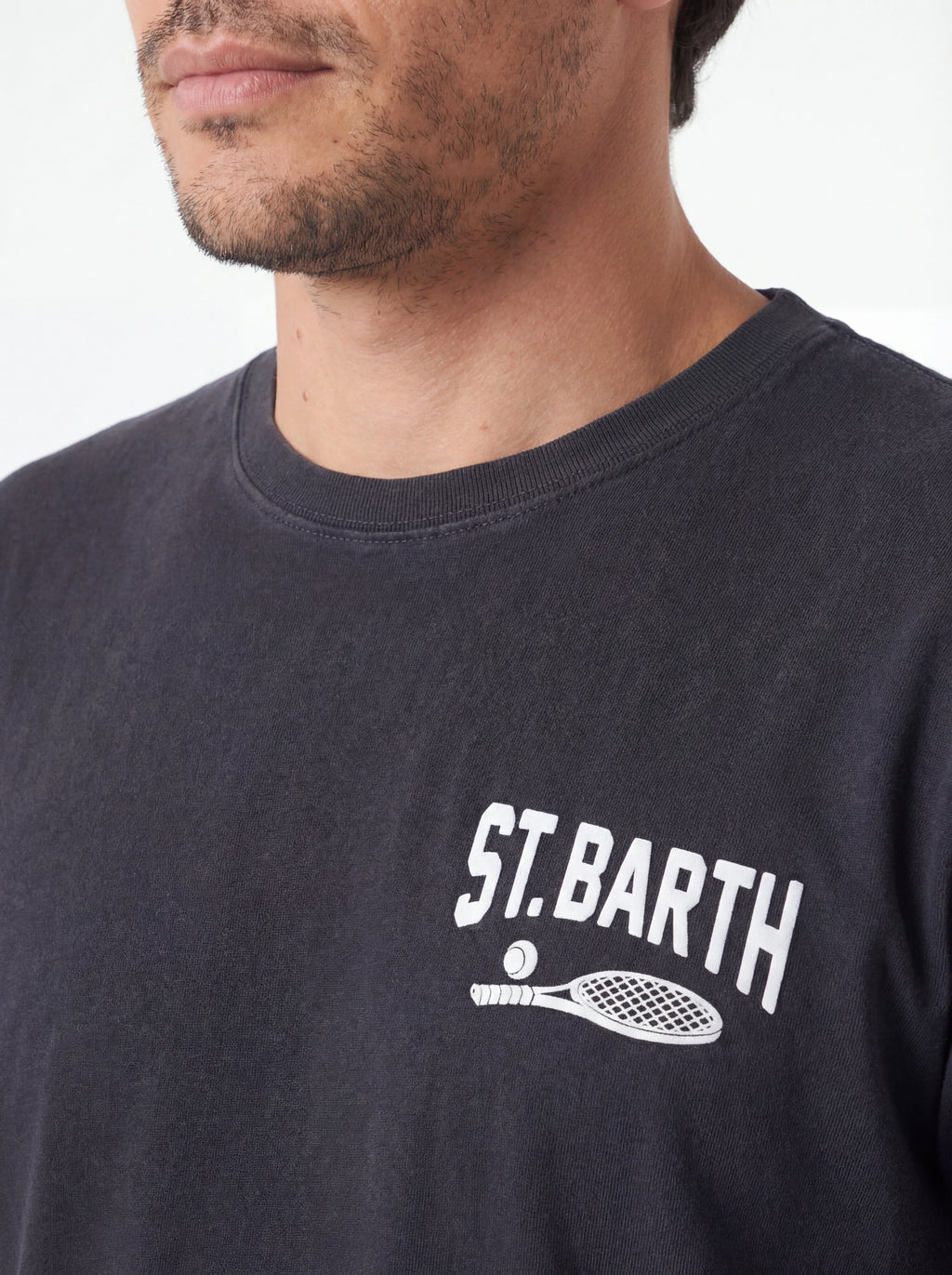 T-shirt su sfondo neutro frontale t-shirt nero scritta “padel” Saint Barth