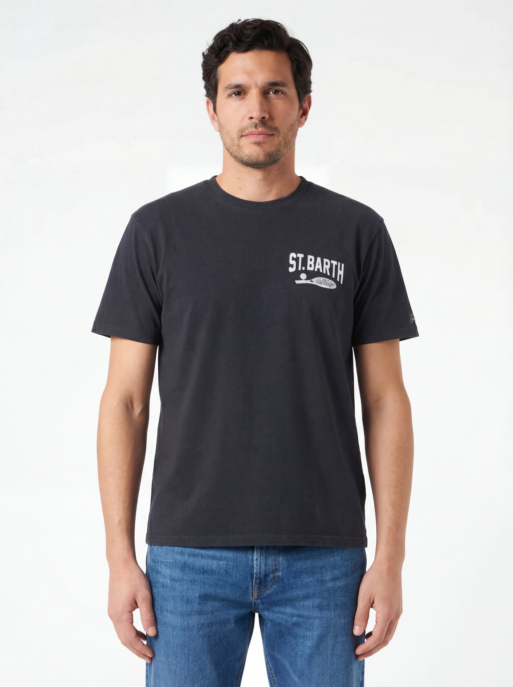 Modello frontalmente t-shirt nero scritta “padel” Saint Barth