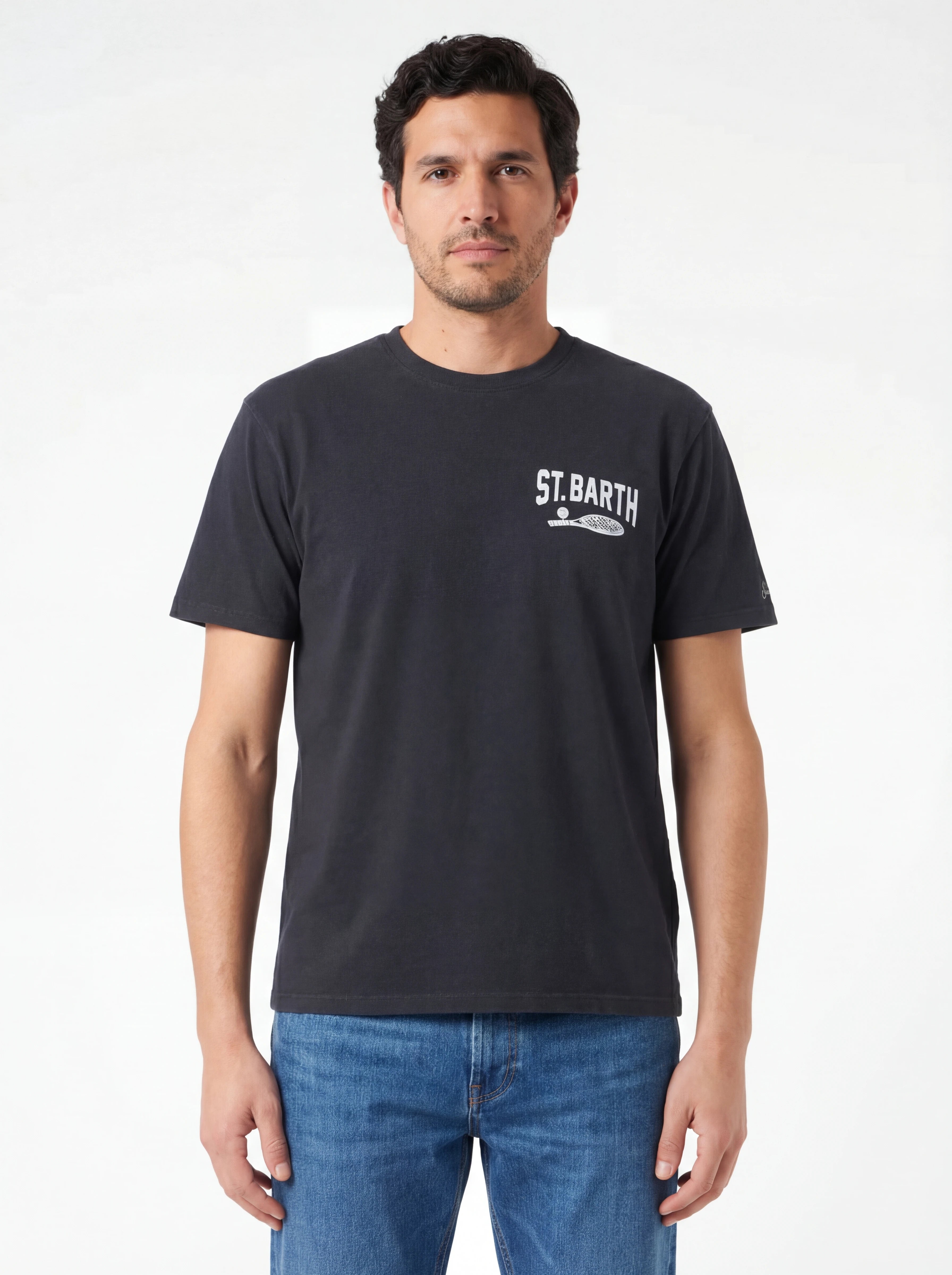 Modello frontalmente t-shirt nero scritta “padel” Saint Barth