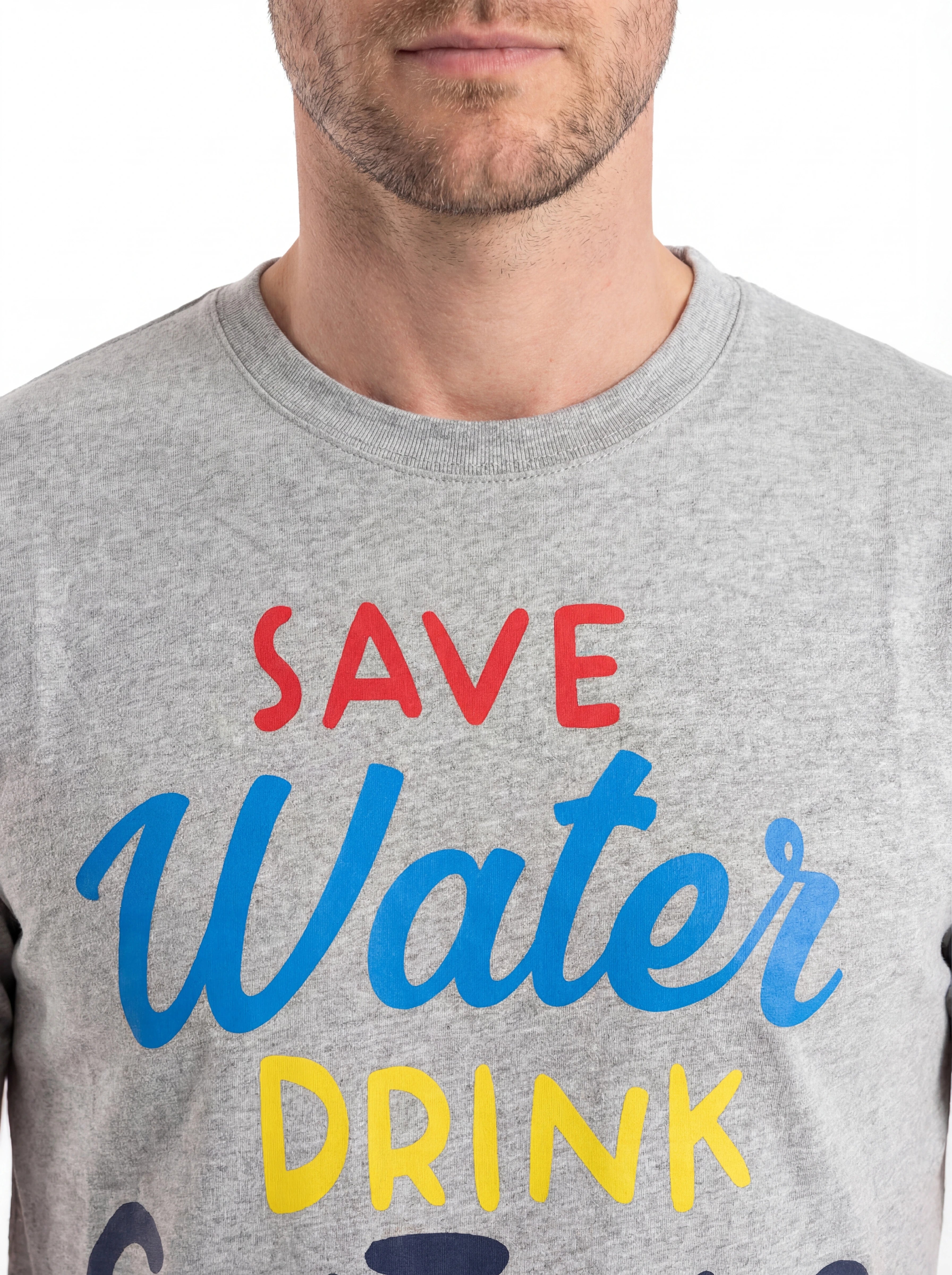 Close-up dettagli t-shirt grigio scritta “SAVE WATER DRINK GIN T” Saint Barth cotone