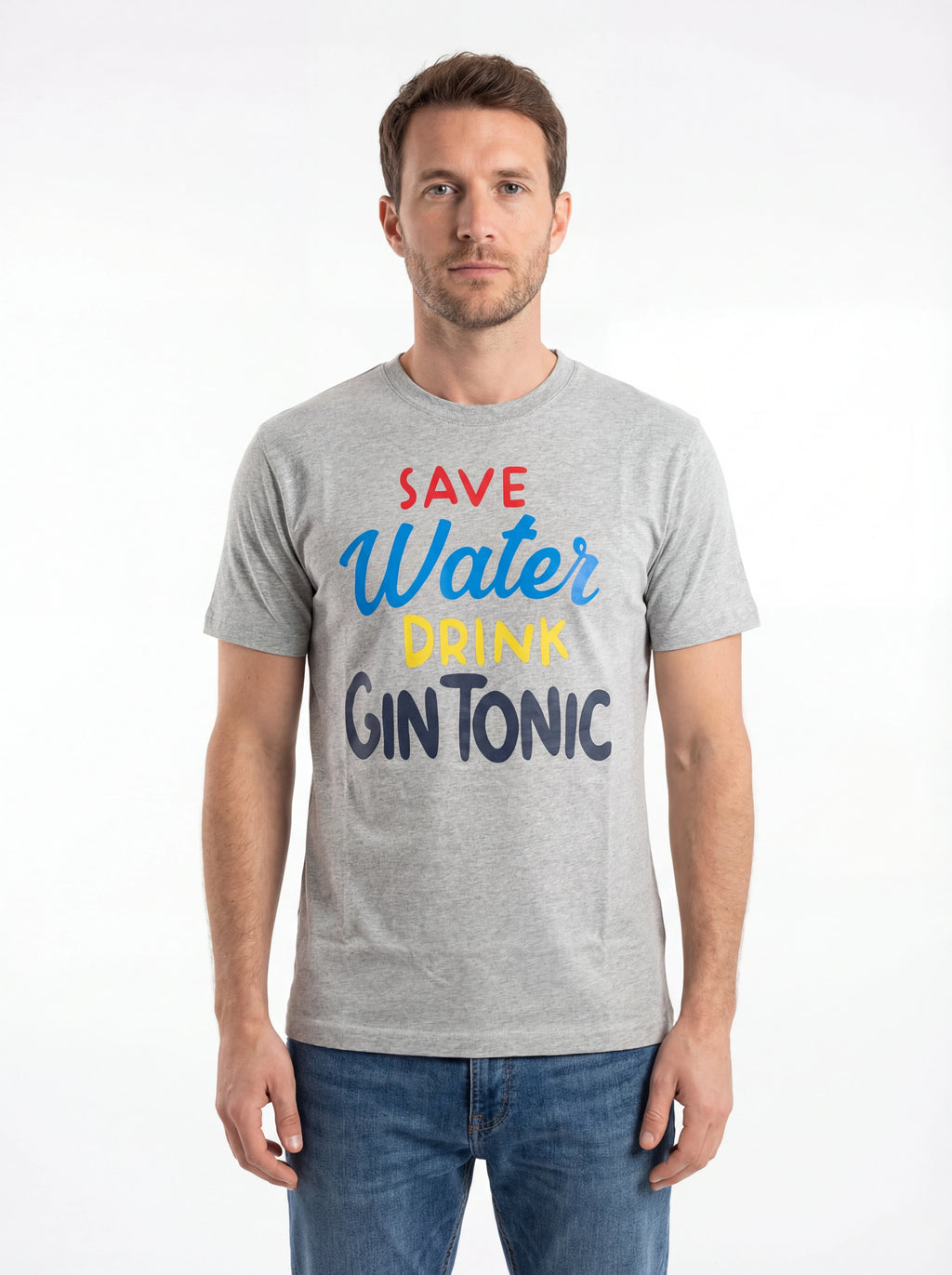 Modello frontalmente t-shirt grigio scritta “SAVE WATER DRINK GIN T” Saint Barth cotone