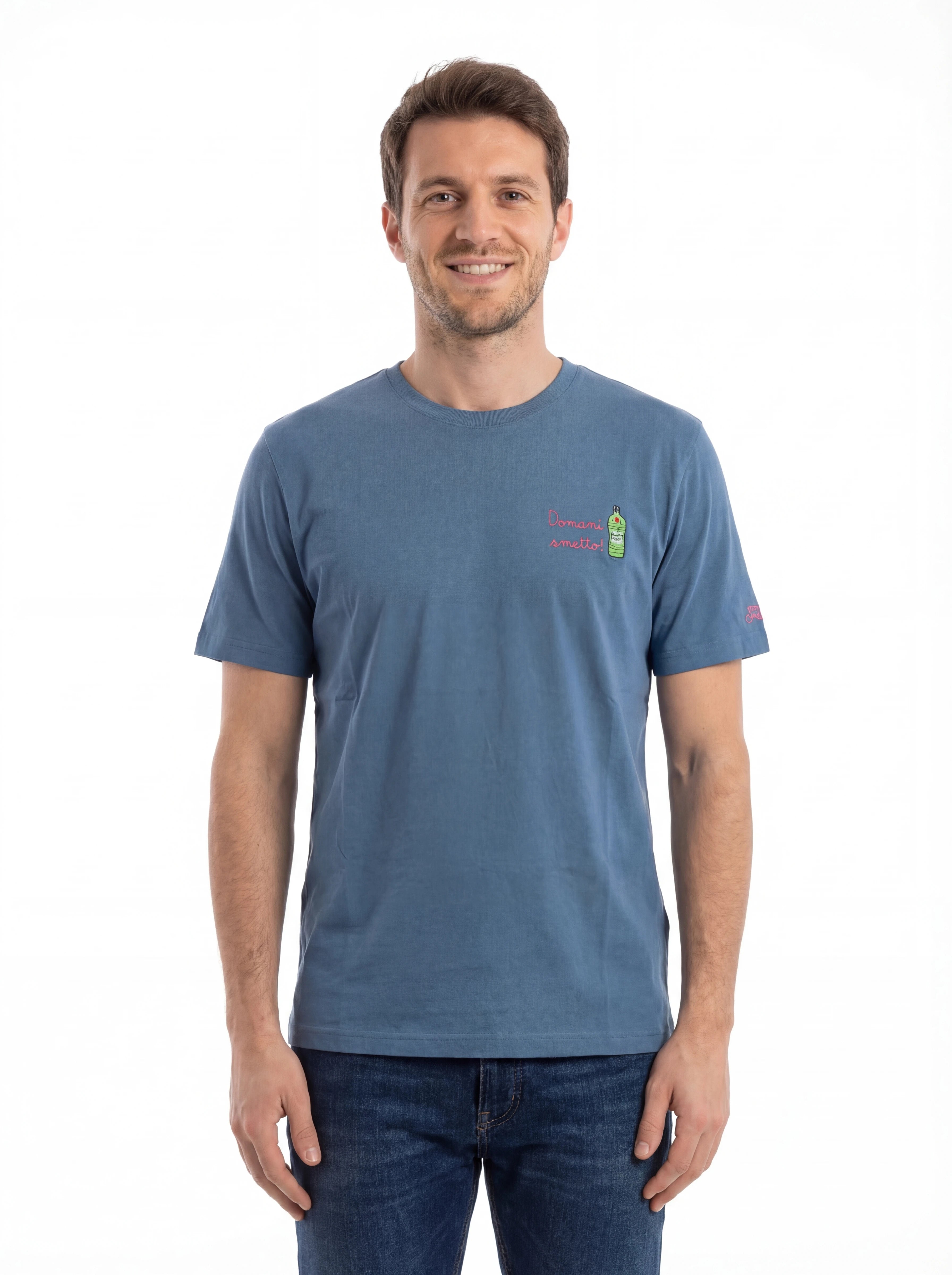 Modello frontalmente t-shirt blu scritta “DOMANI SMETTO” Saint Barth cotone