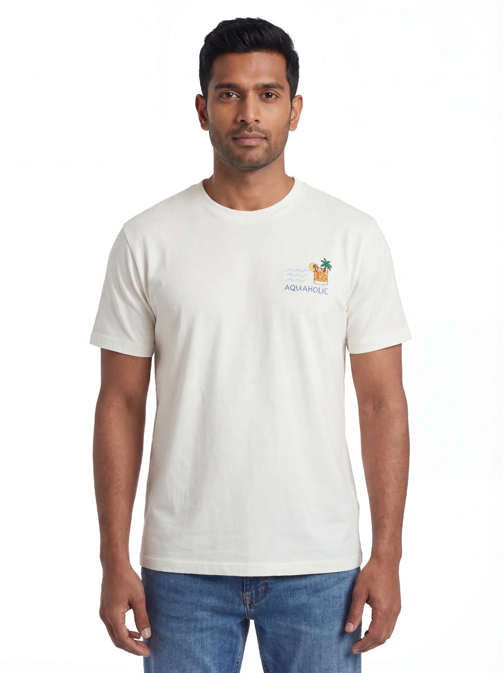 Modello frontalmente t-shirt burro scritta “AQUAHOLIC” Saint Barth cotone