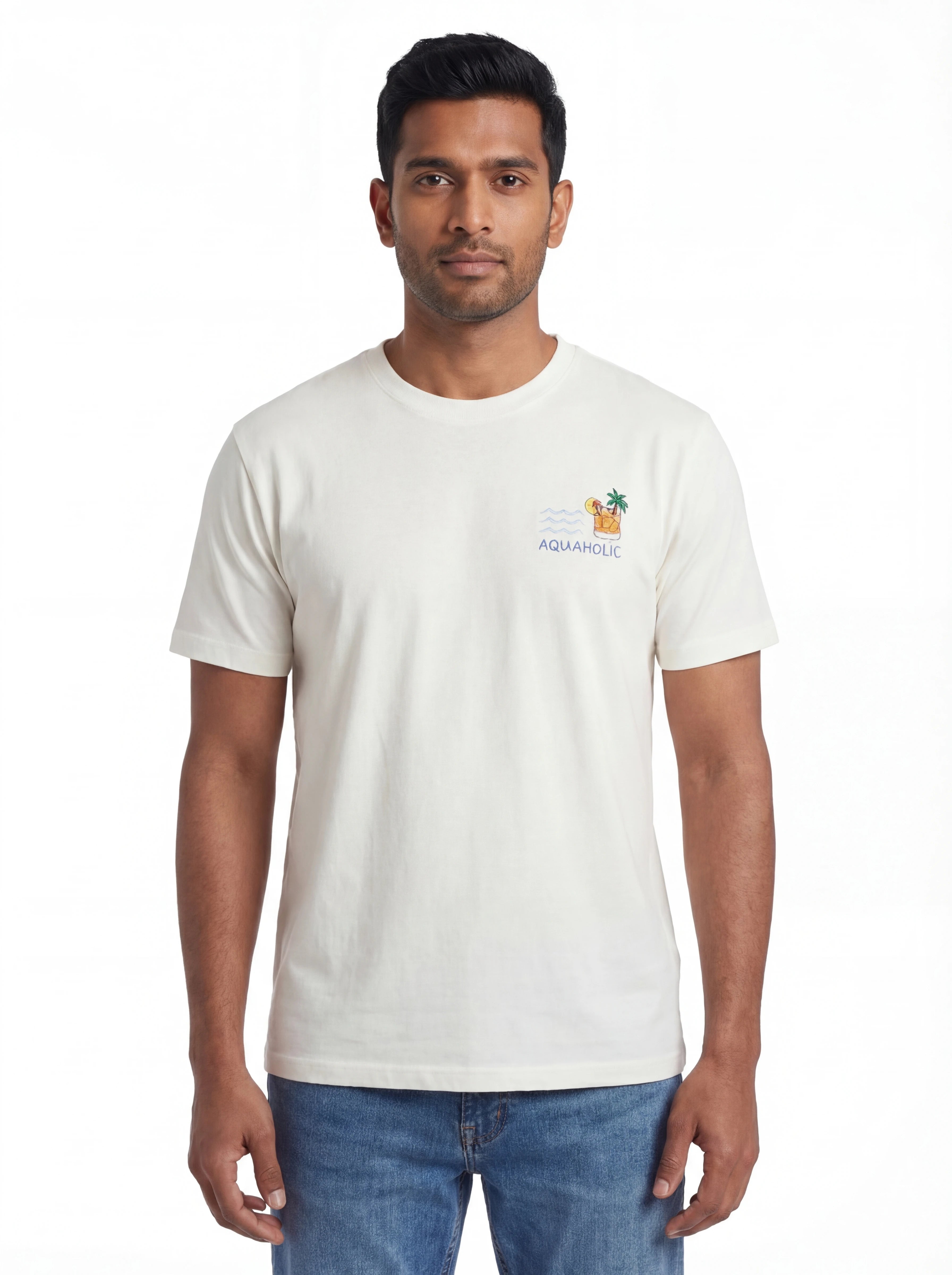 Modello frontalmente t-shirt burro scritta “AQUAHOLIC” Saint Barth cotone