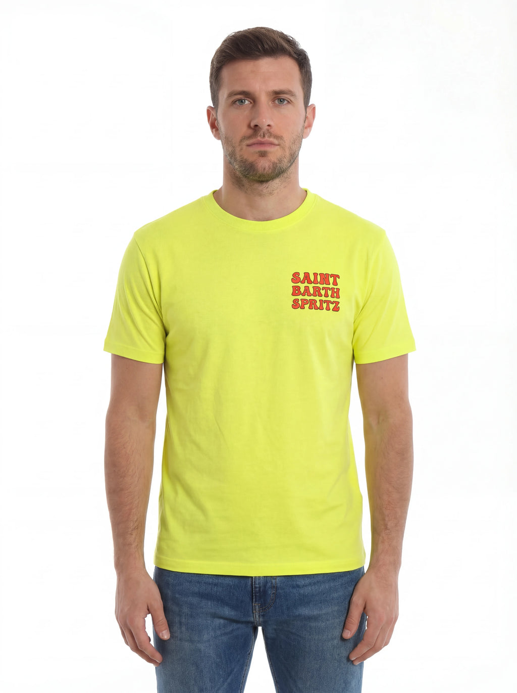 Modello frontalmente t-shirt giallo scritta “SPRITZ” Saint Barth