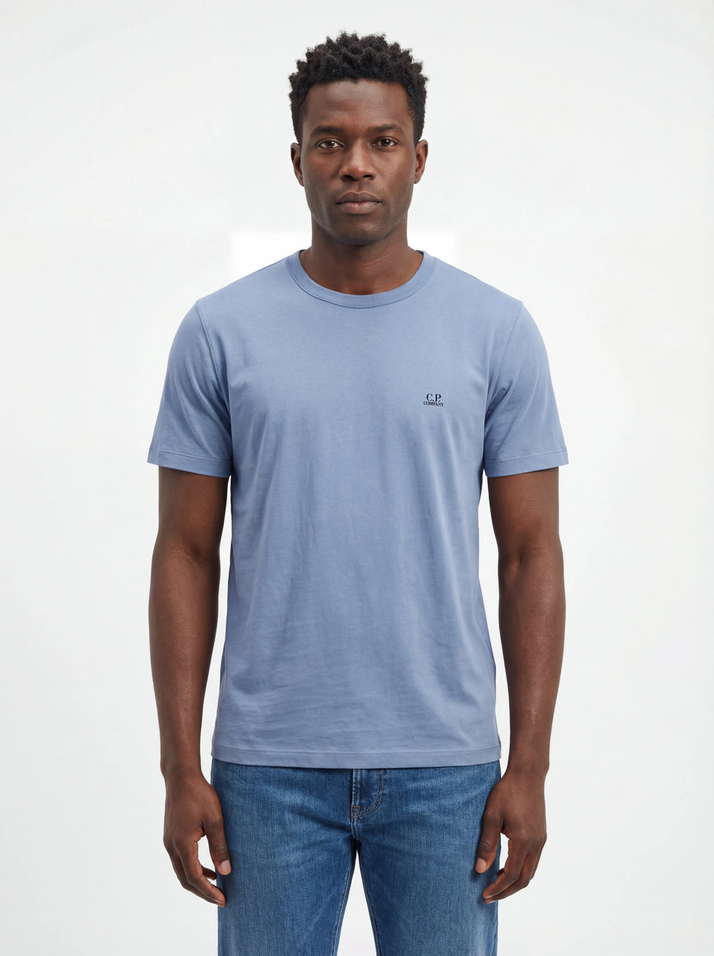 Modello indossa t-shirt celeste C.P. Company logo Stampa Scritta