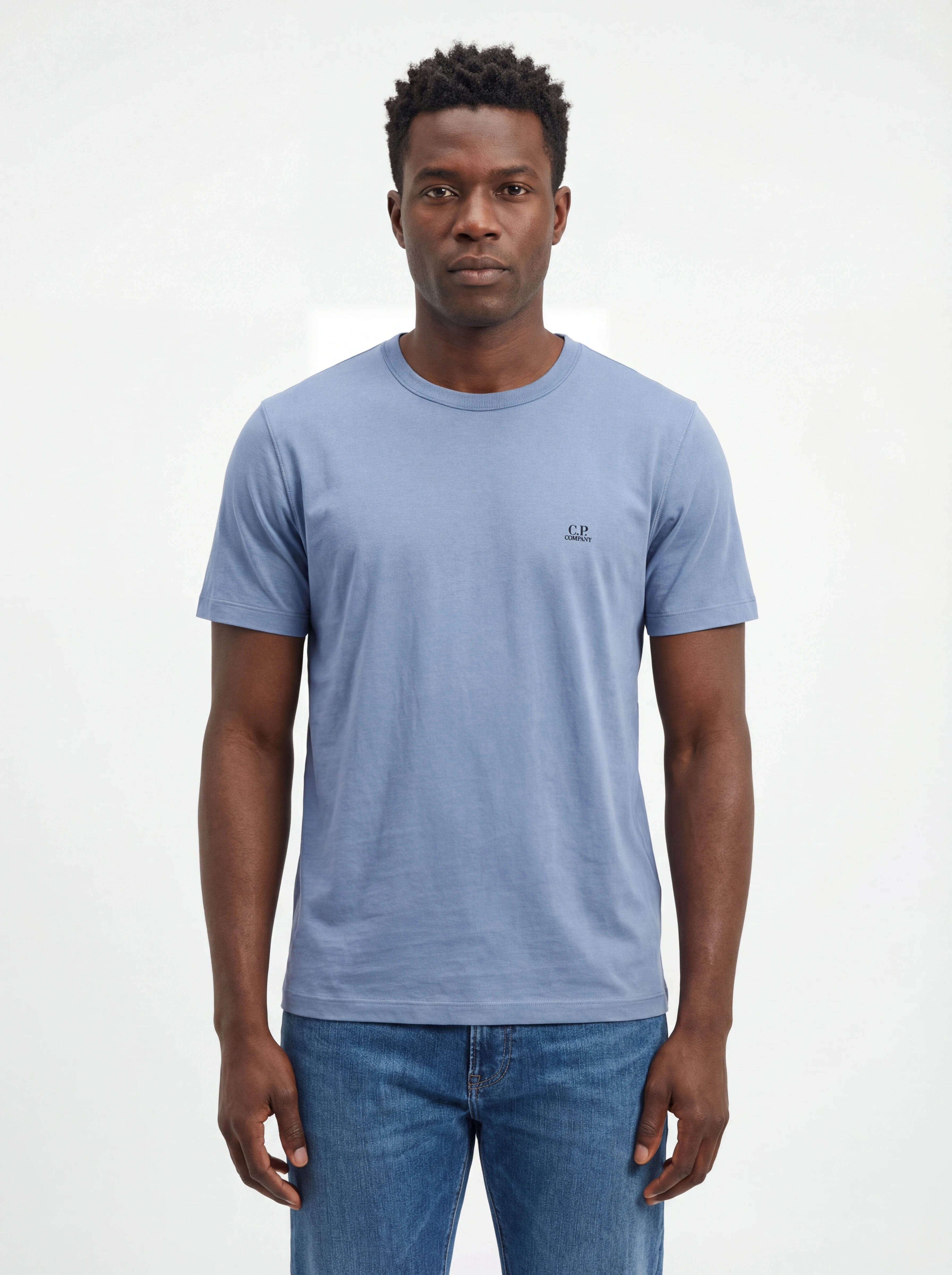 Modello indossa t-shirt celeste C.P. Company logo Stampa Scritta