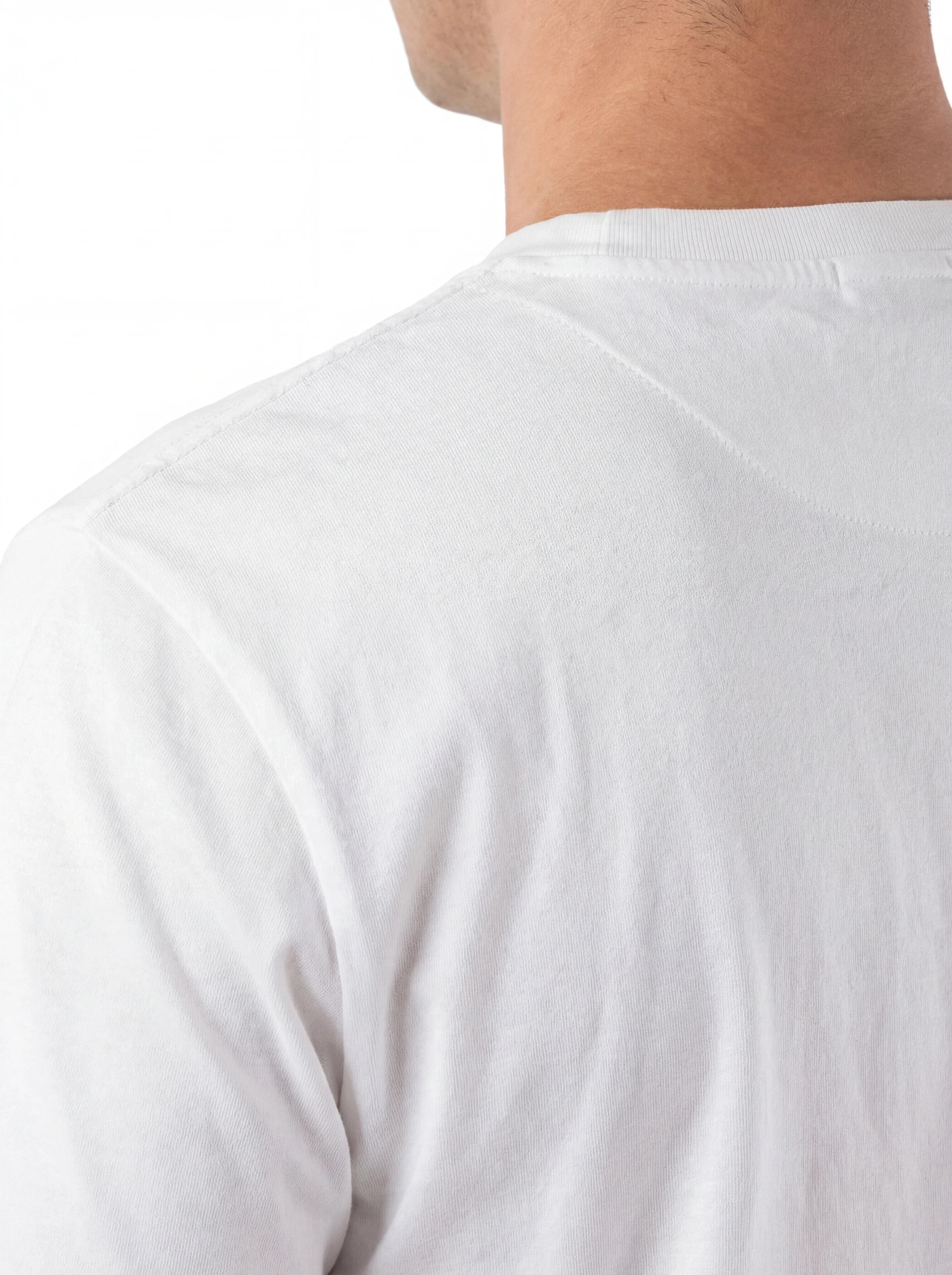 Modello a 45 gradi con t-shirt bianco nan Scritta con dettagli chiari