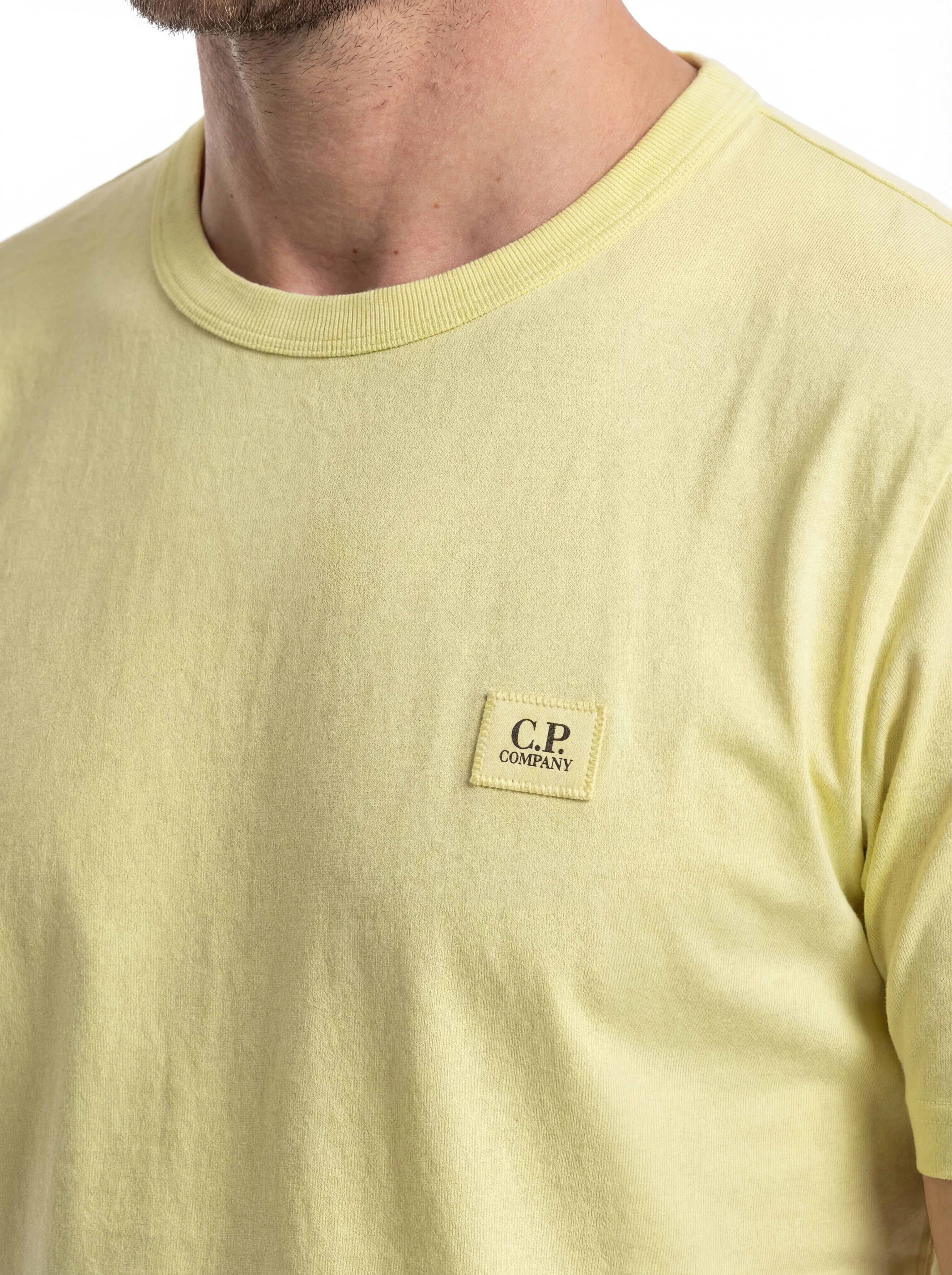 Vista da dietro di t-shirt verde nan logo ricamato logo Ricamato