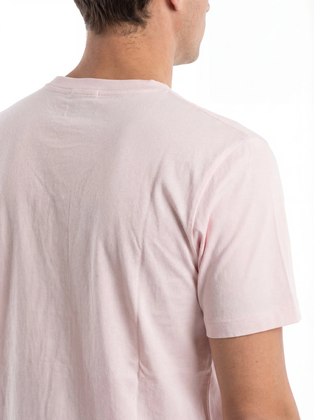 Modello a 45 gradi con t-shirt rosa nan logo ricamato logo Ricamato