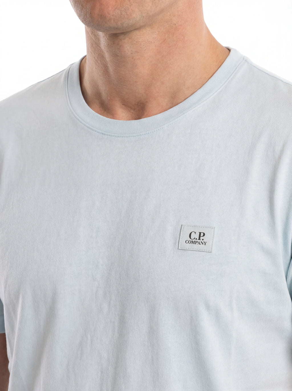 Modello a 45 gradi con t-shirt celeste nan logo ricamato logo Ricamato