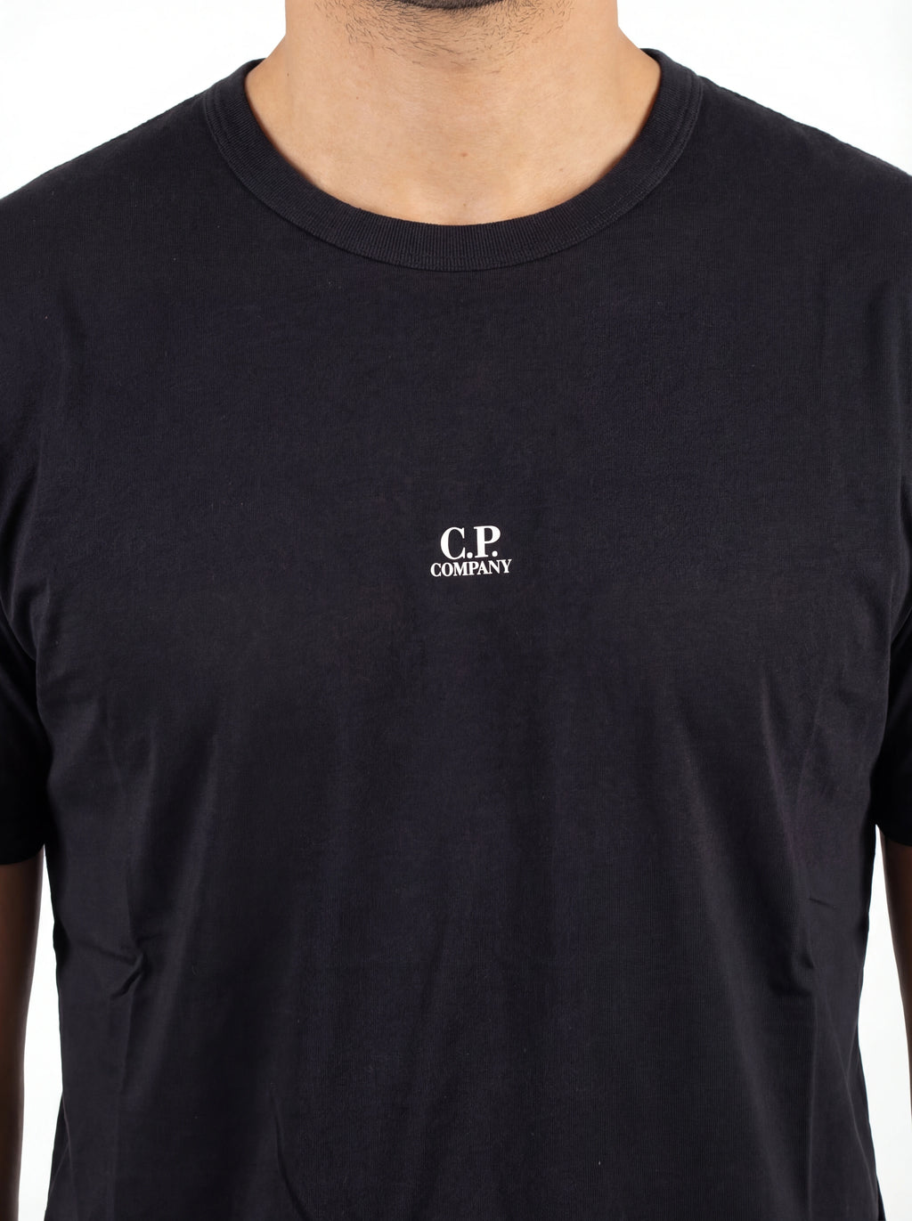 Modello a 45 gradi con t-shirt nero nan logo Stampa con dettagli chiari