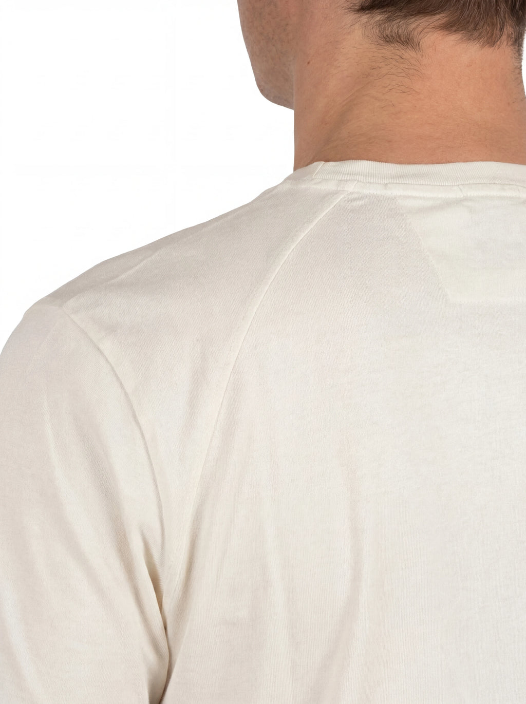 Modello a 45 gradi con t-shirt bianco nan logo Stampa con dettagli chiari