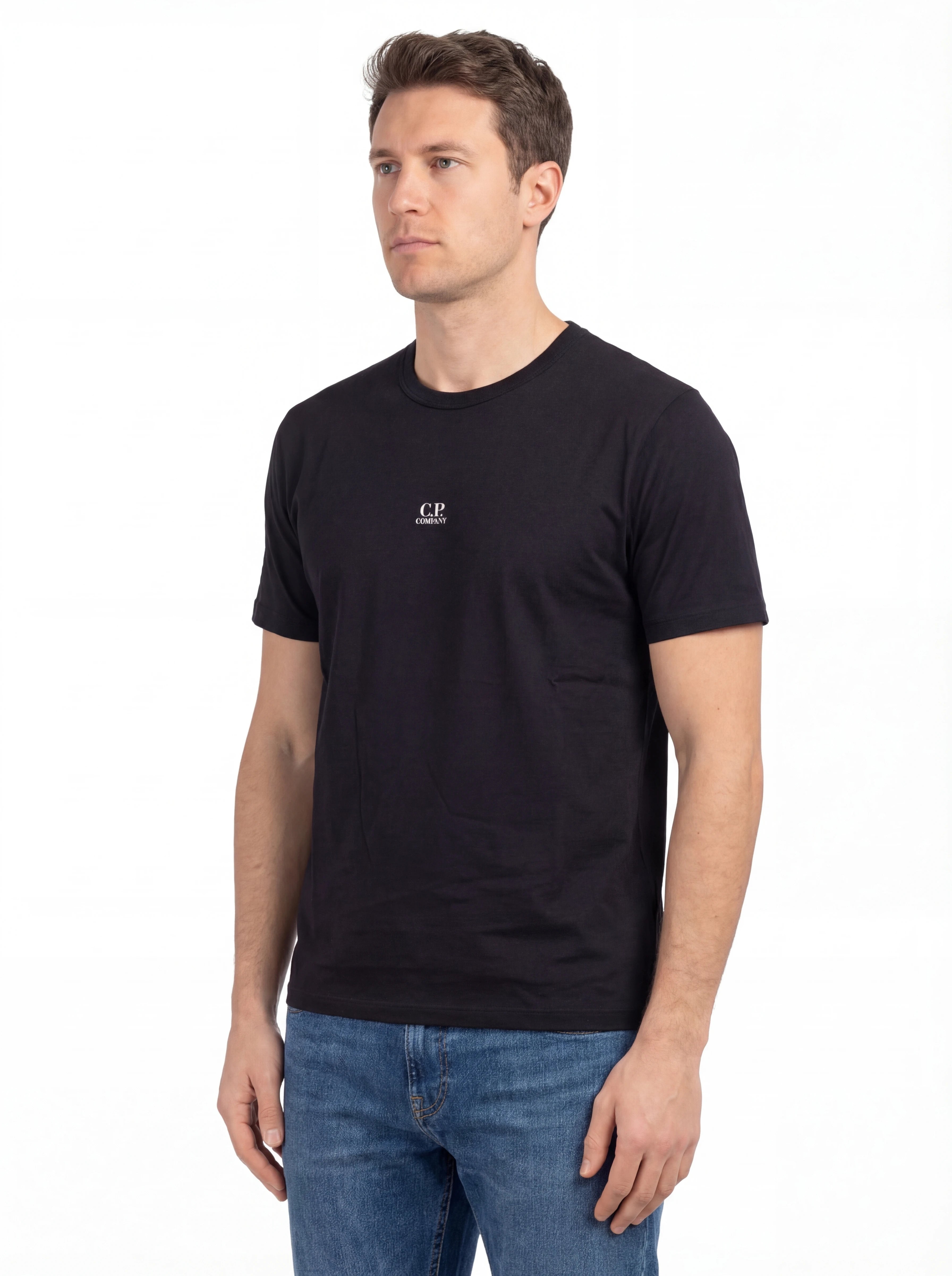 Modello a 45 gradi con t-shirt blu nan logo Stampa con dettagli chiari