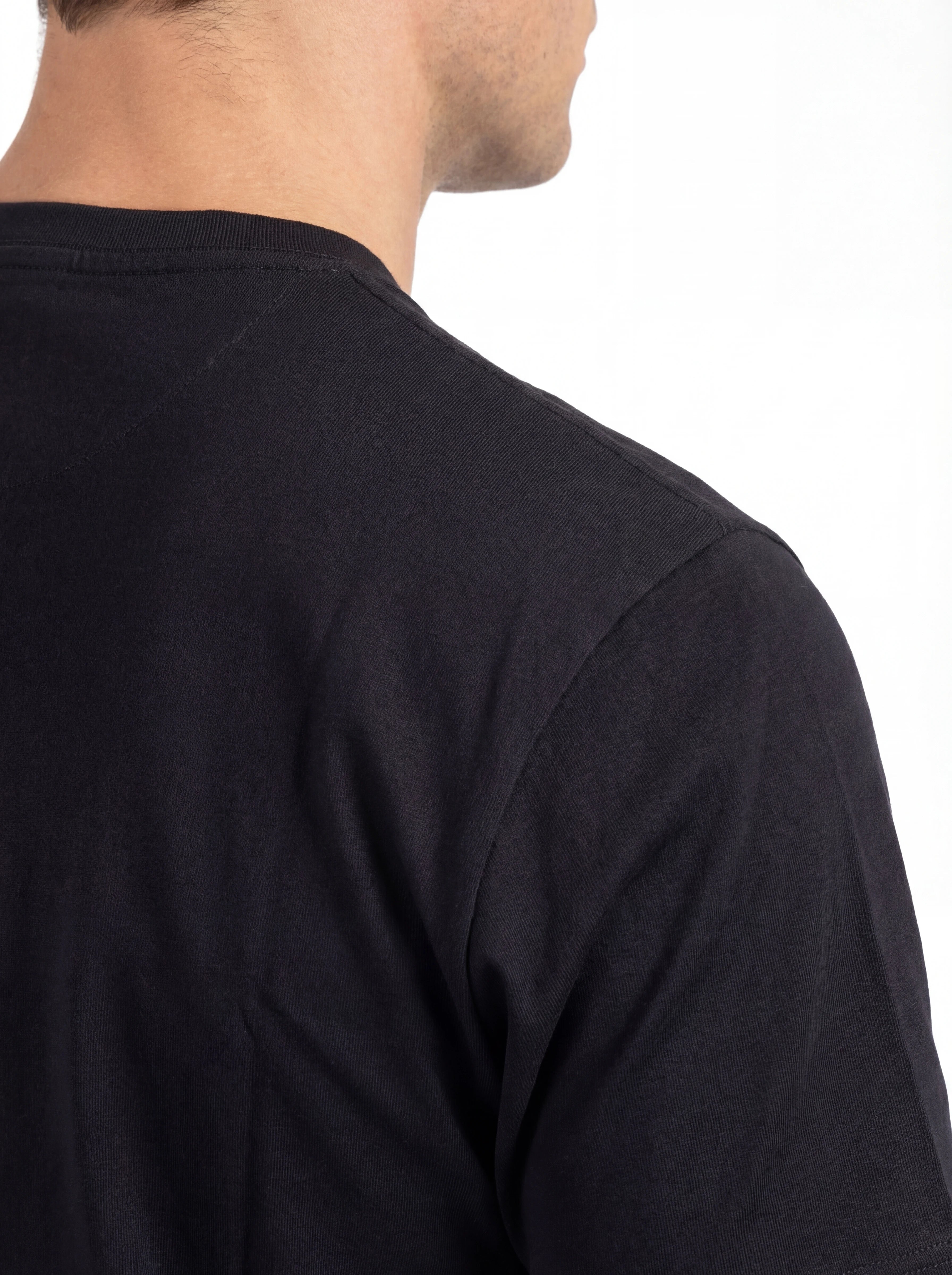 Vista da dietro di t-shirt blu nan logo Stampa con dettagli chiari