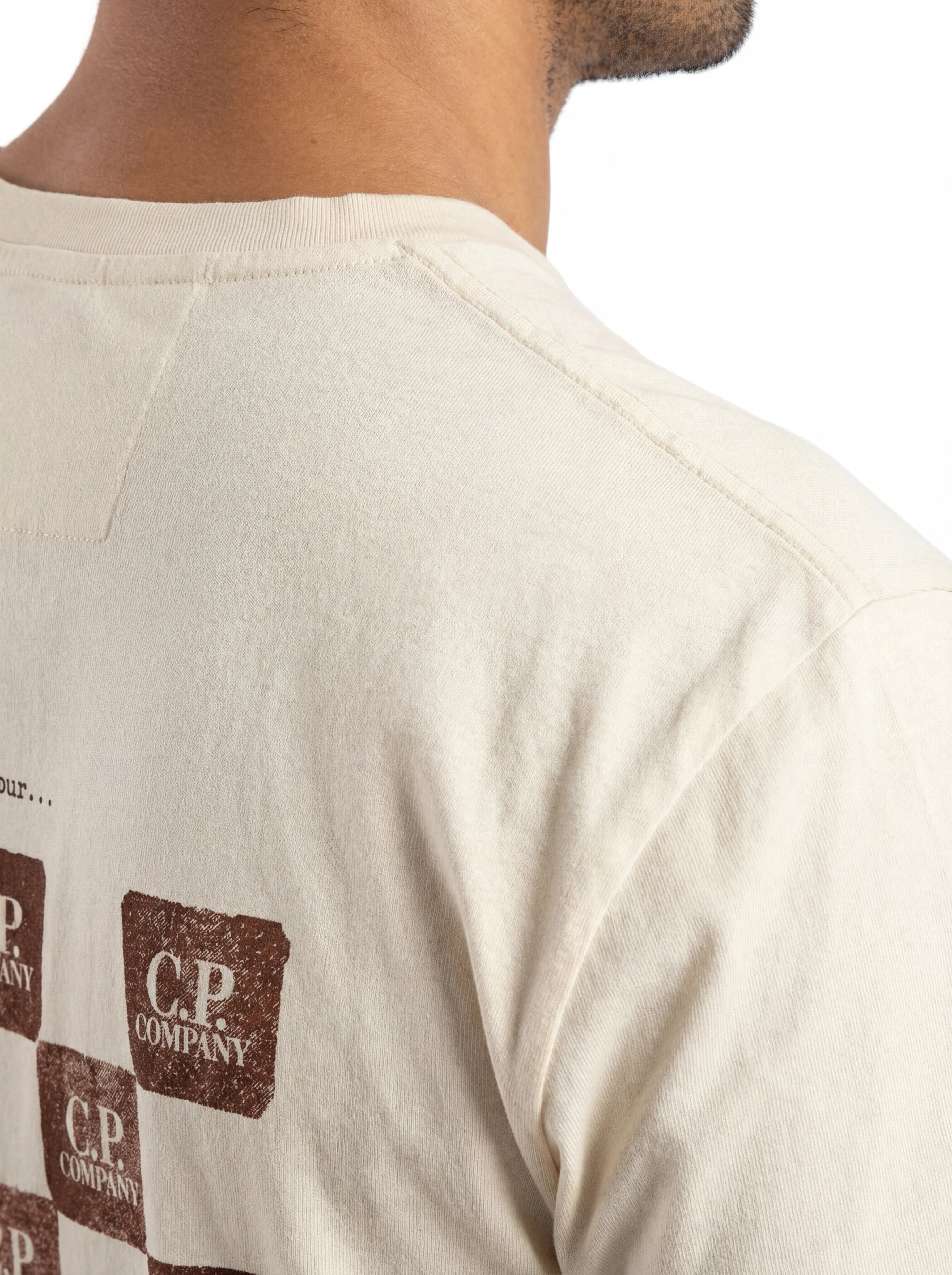 Vista da dietro di t-shirt bianco nan logo Stampa cotone jersey