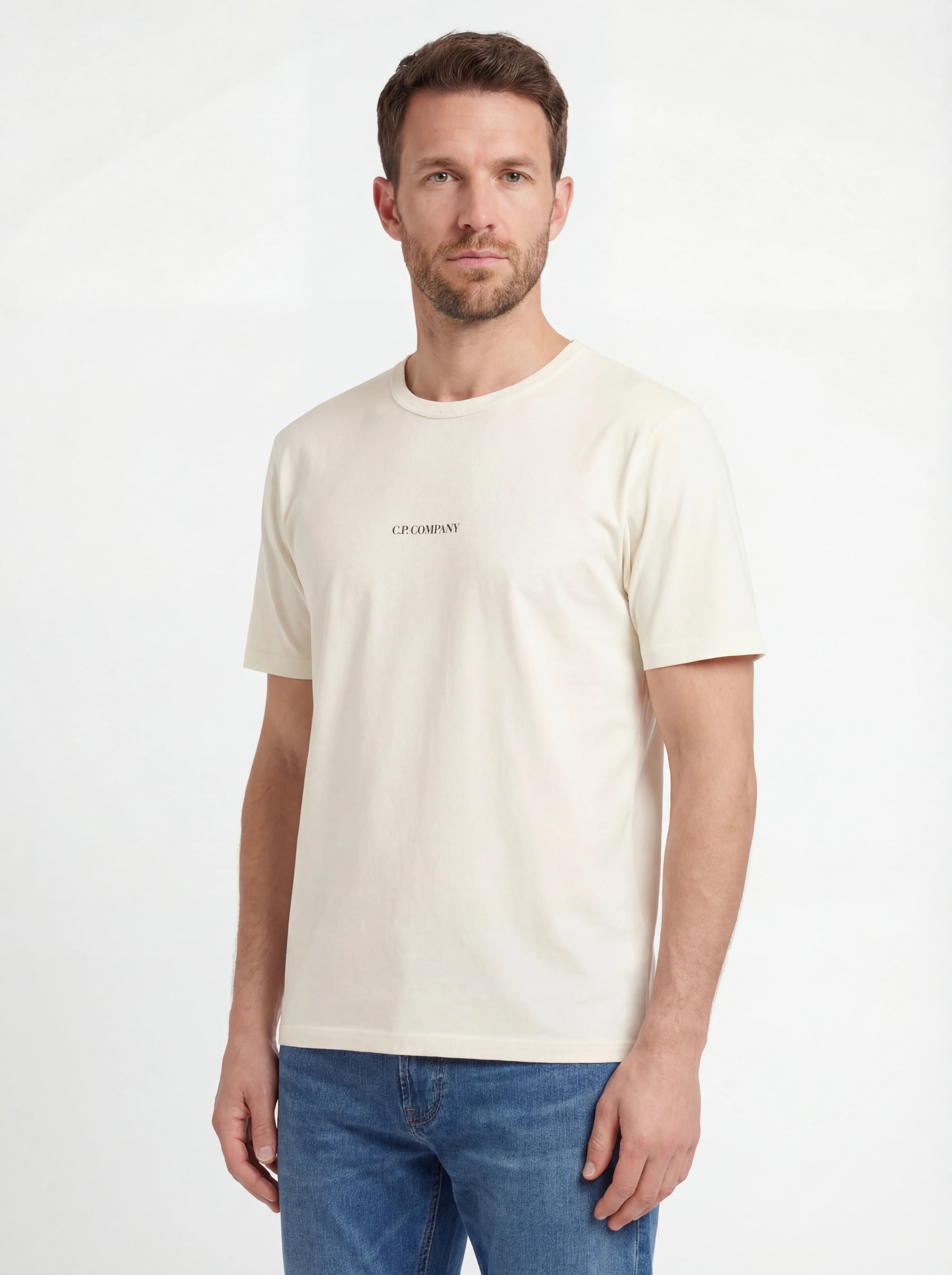 Modello a 45 gradi con t-shirt bianco nan logo Stampa cotone mercerizzato