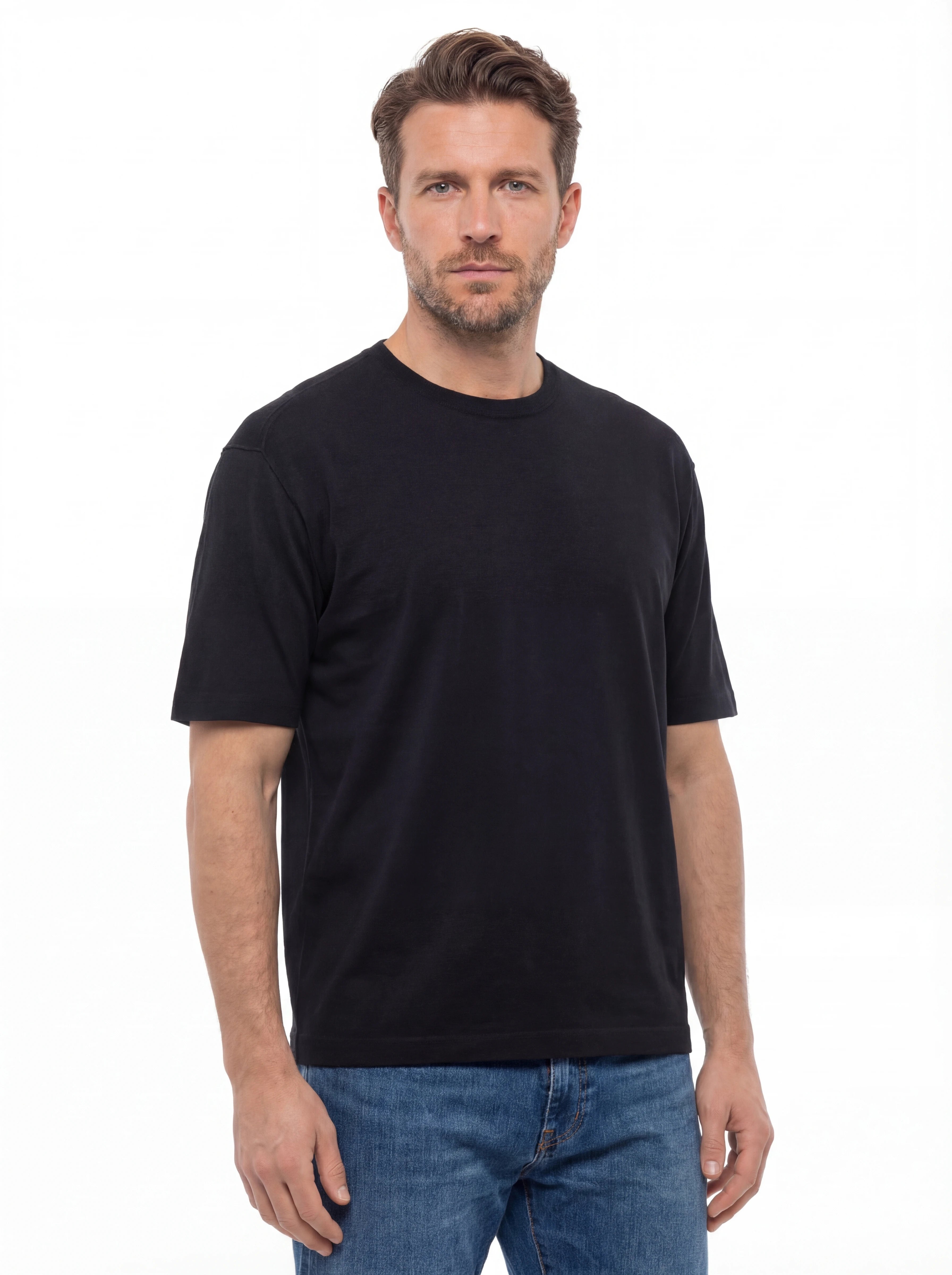 Modello a 45 gradi con t-shirt blu nan filo con dettagli chiari