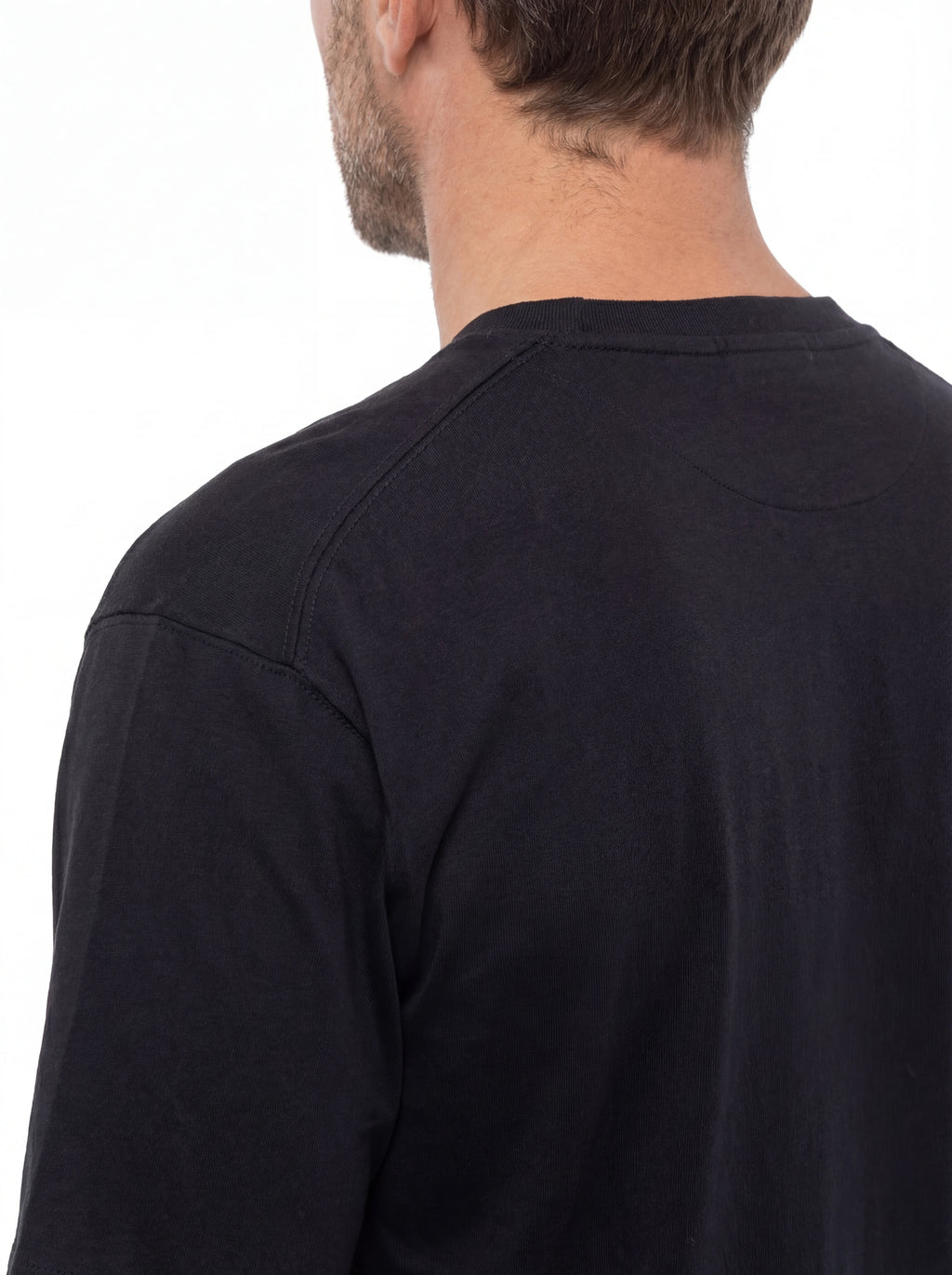 Vista da dietro di t-shirt blu nan filo con dettagli chiari