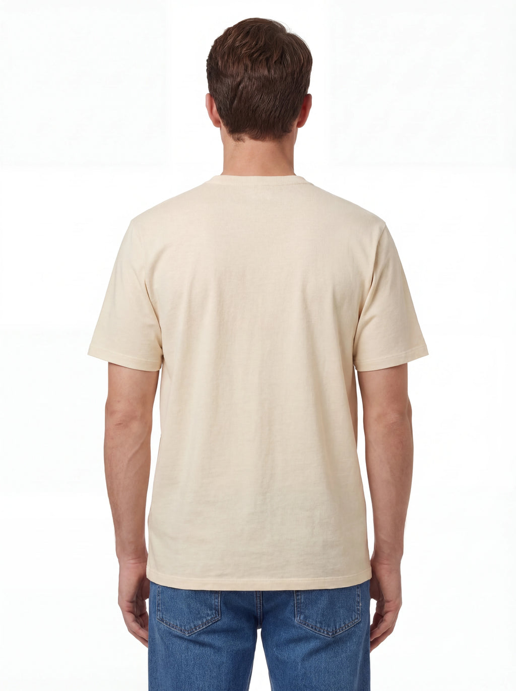 Modello a 45 gradi con t-shirt panna nan logo Stampa Grafica British Sailor cotone