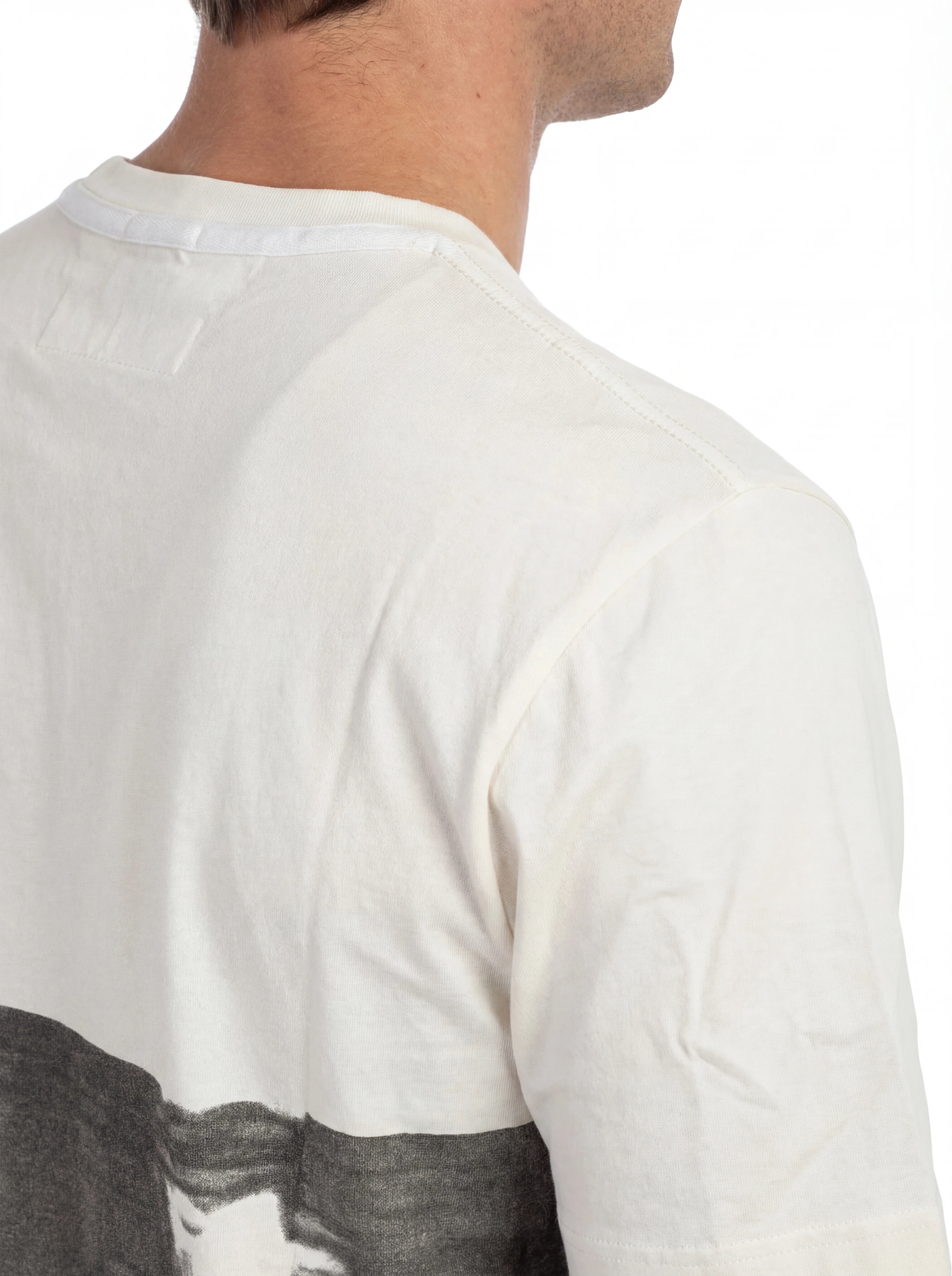 Modello a 45 gradi con t-shirt bianco nan logo Stampa con dettagli chiari