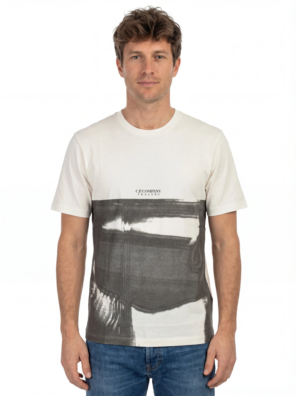 Modello indossa t-shirt bianco C.P. Company logo Stampa con dettagli chiari