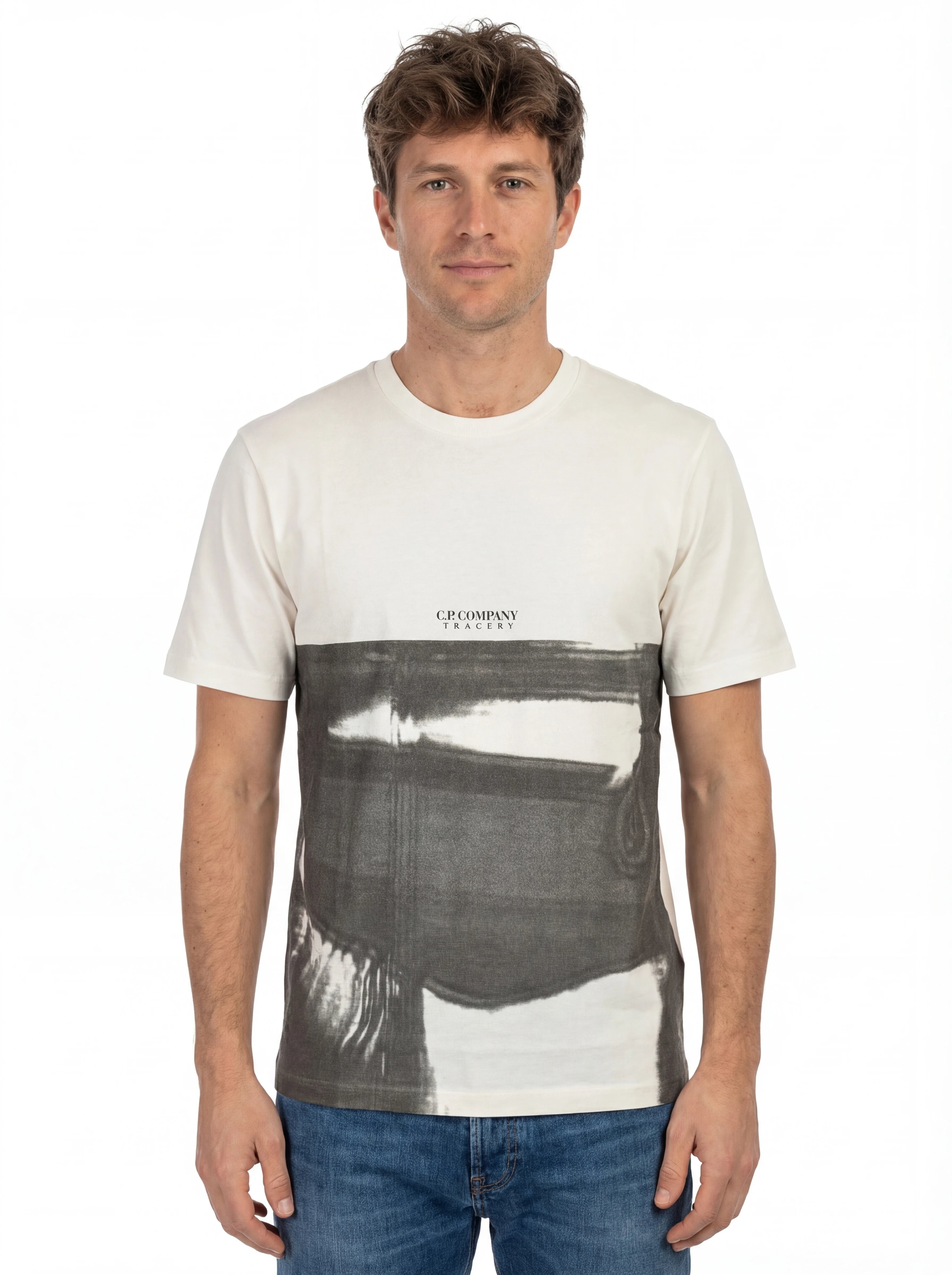 Modello indossa t-shirt bianco C.P. Company logo Stampa con dettagli chiari