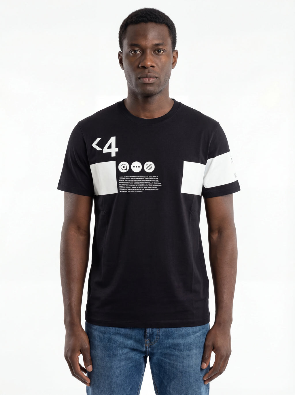 Modello indossa t-shirt blu C.P. Company Stampa con dettagli chiari