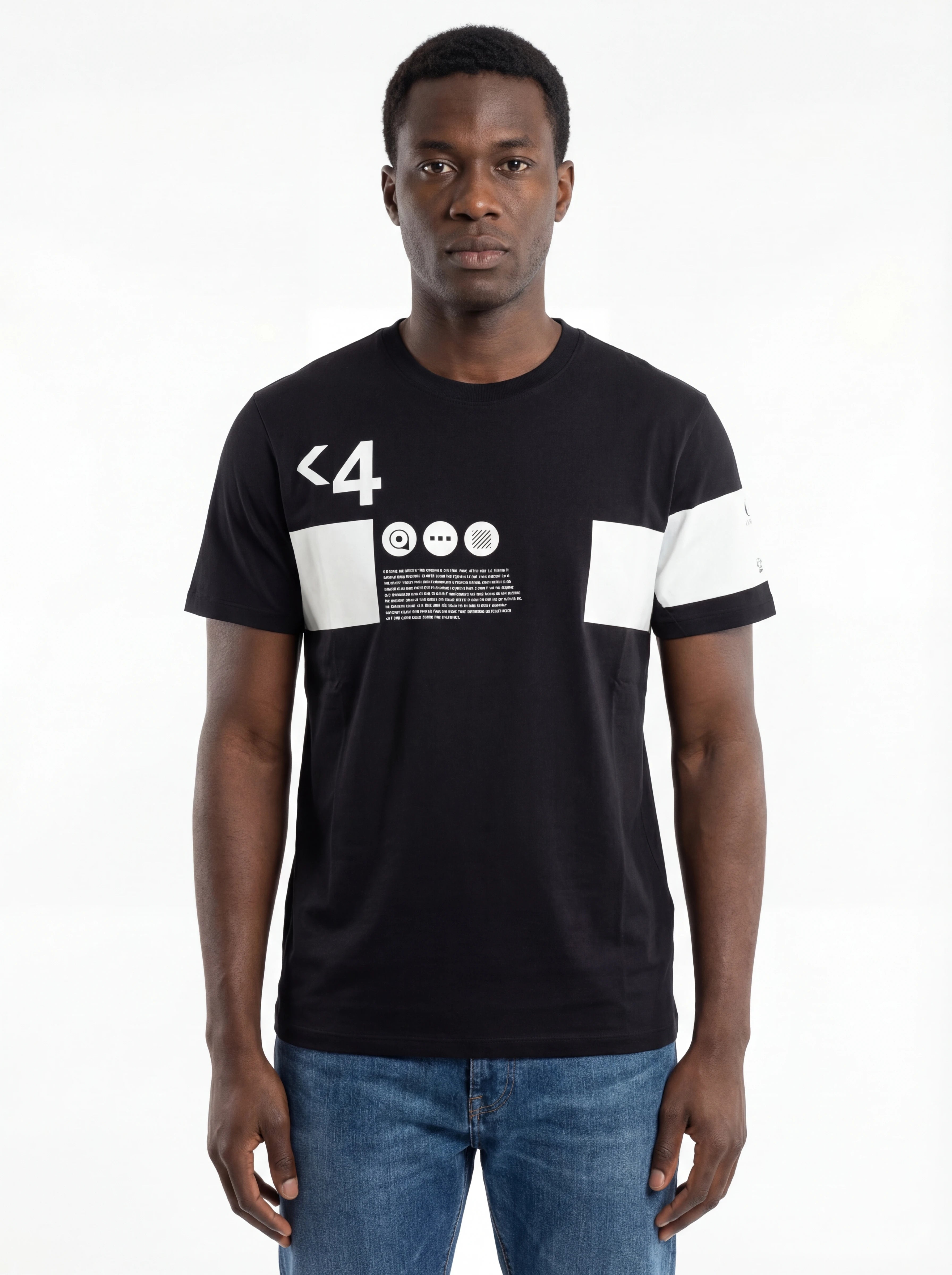 Modello indossa t-shirt blu C.P. Company Stampa con dettagli chiari