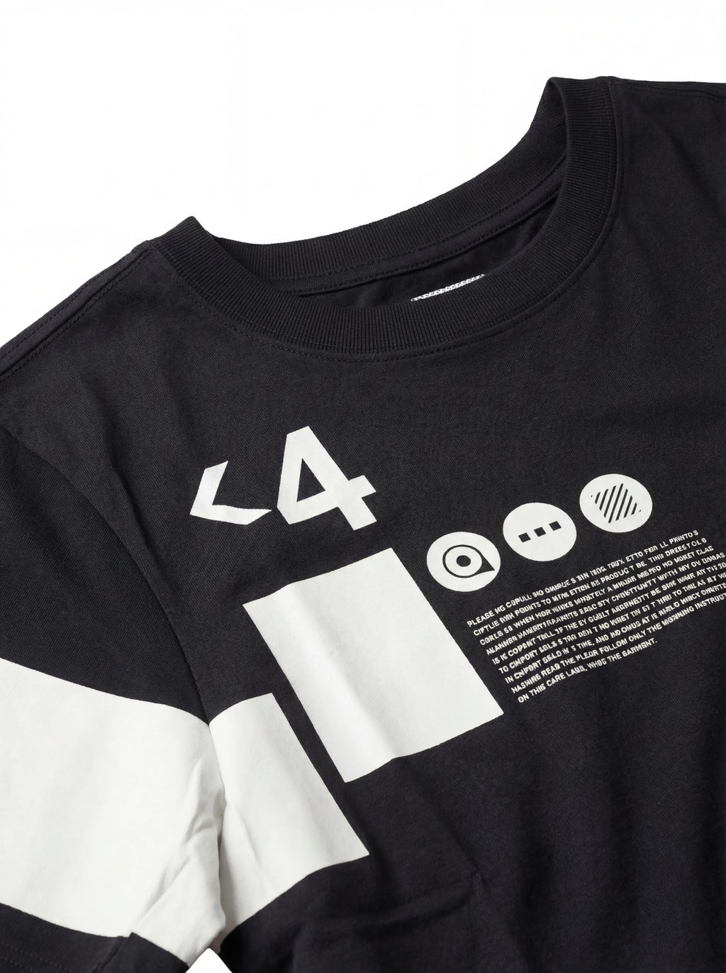 Dettaglio Stampa su t-shirt blu nan con dettagli chiari