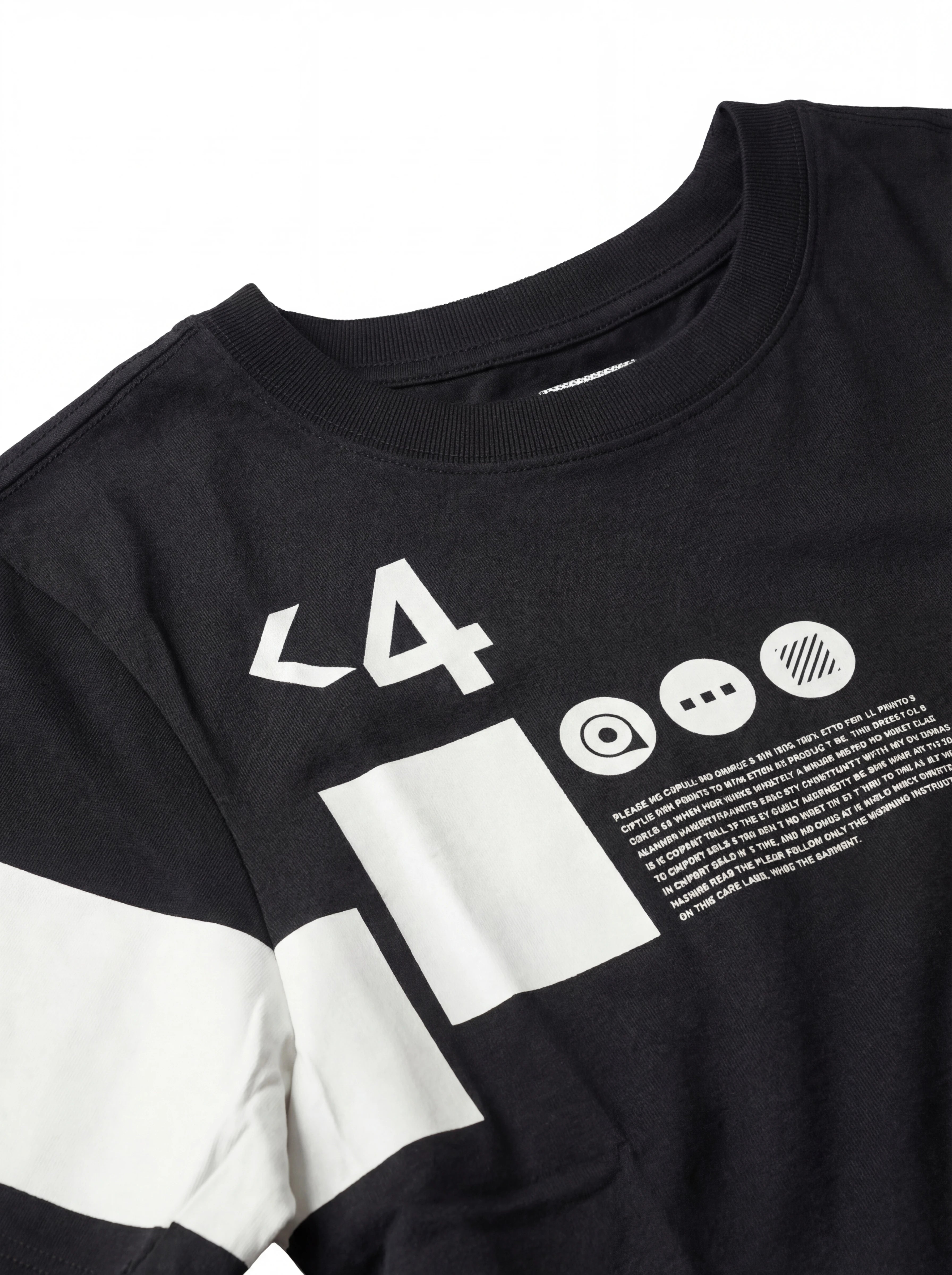 Dettaglio Stampa su t-shirt blu nan con dettagli chiari