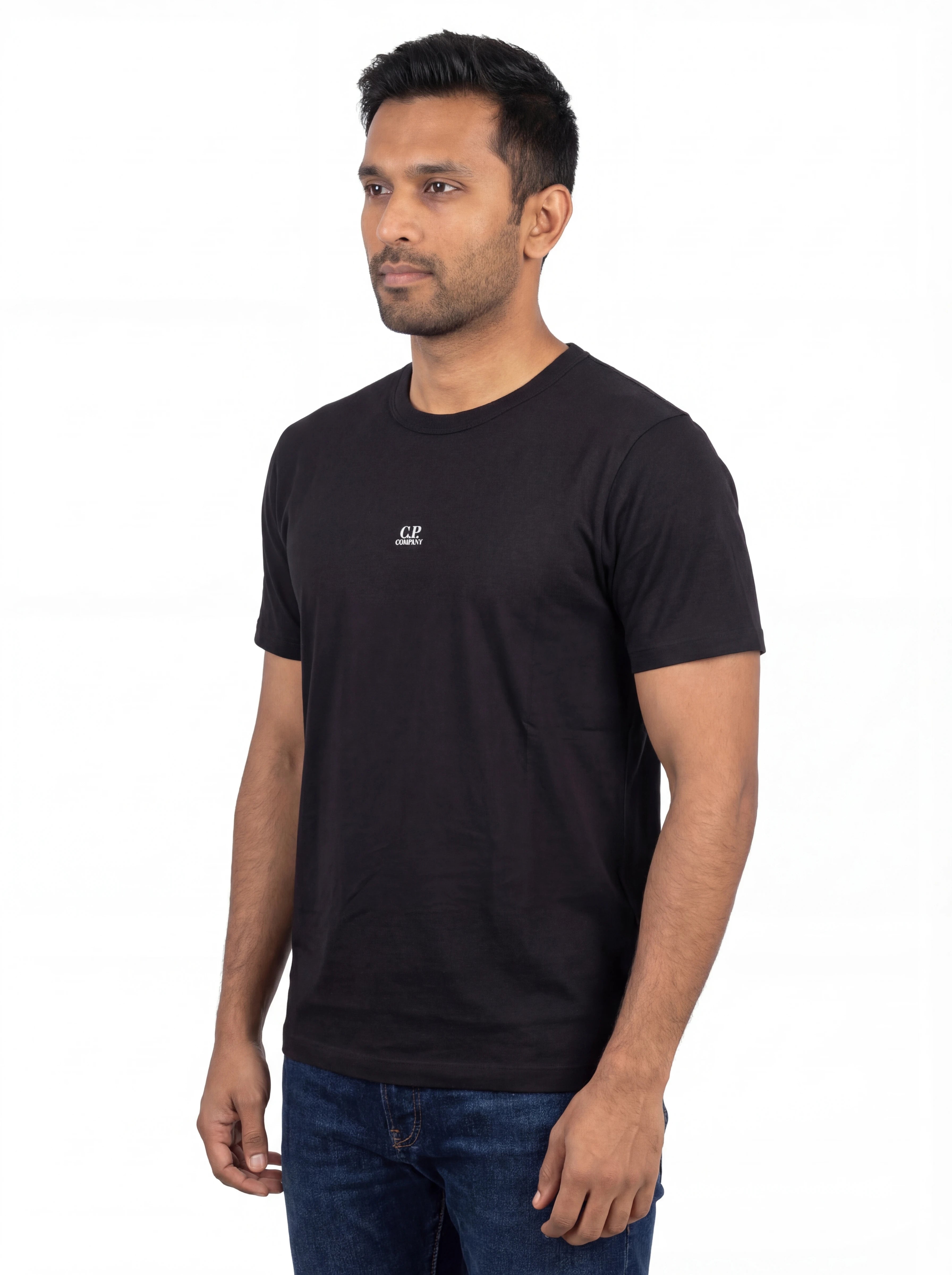 Modello a 45 gradi con t-shirt nero nan Scritta con dettagli chiari