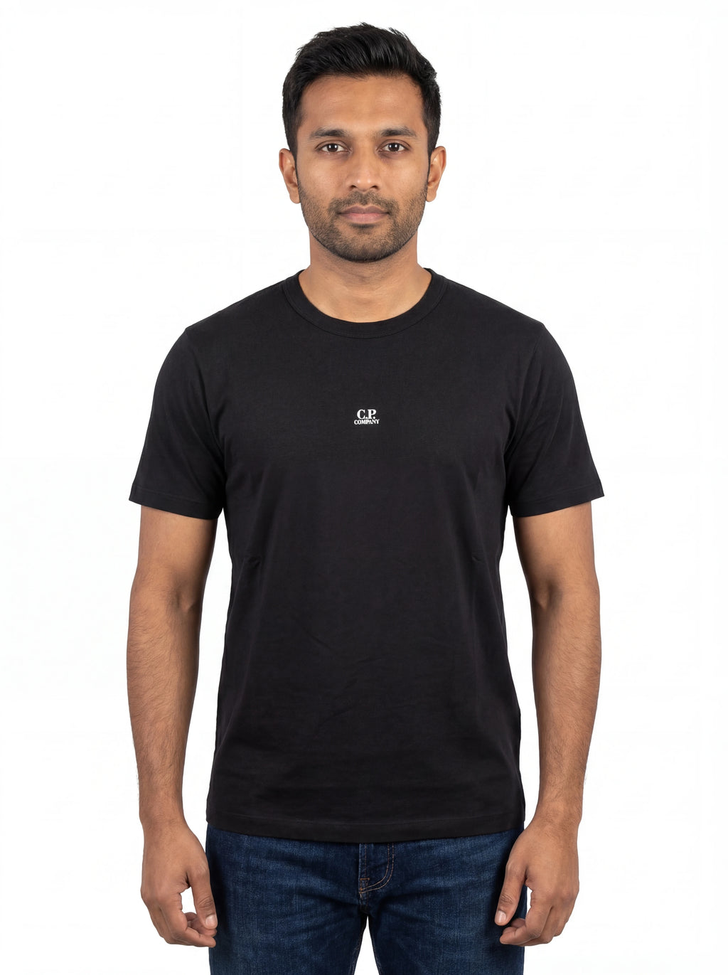 Modello indossa t-shirt nero C.P. Company Scritta con dettagli chiari
