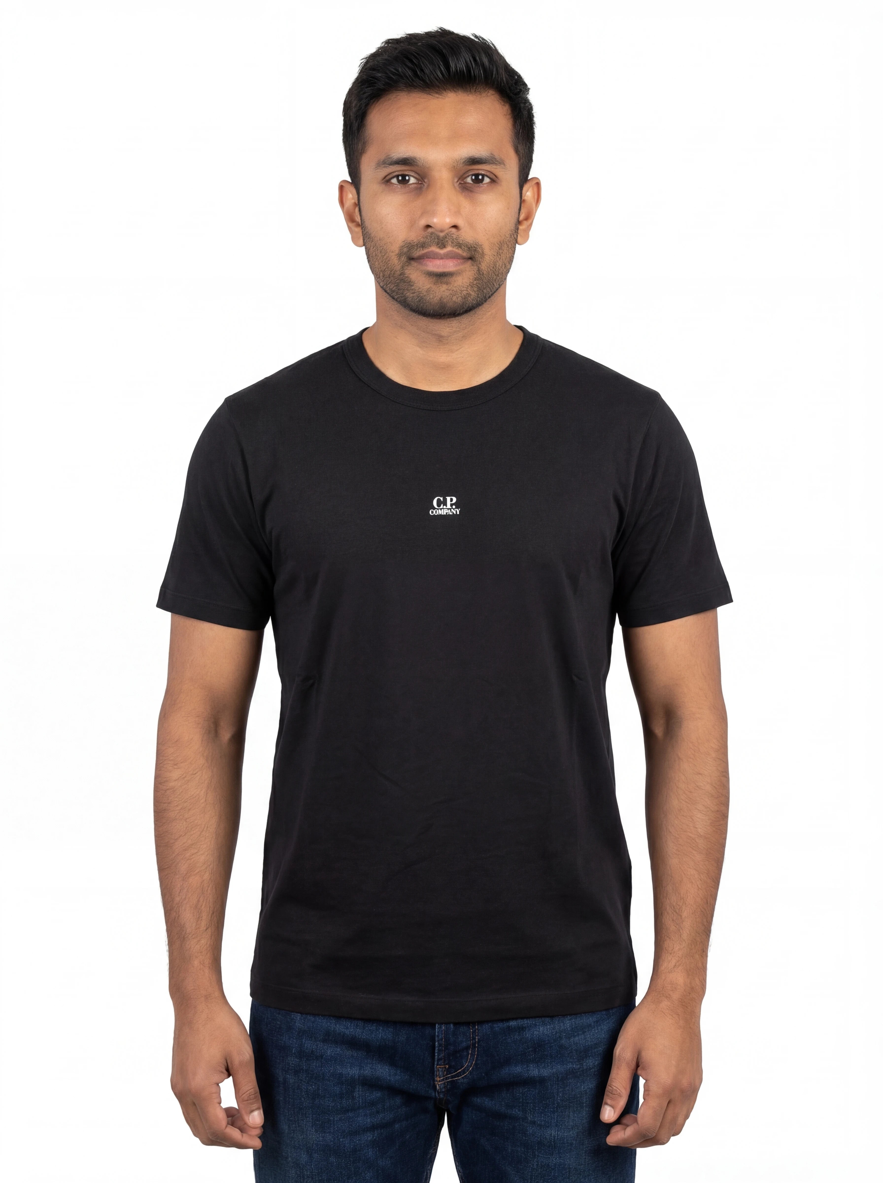Modello indossa t-shirt nero C.P. Company Scritta con dettagli chiari