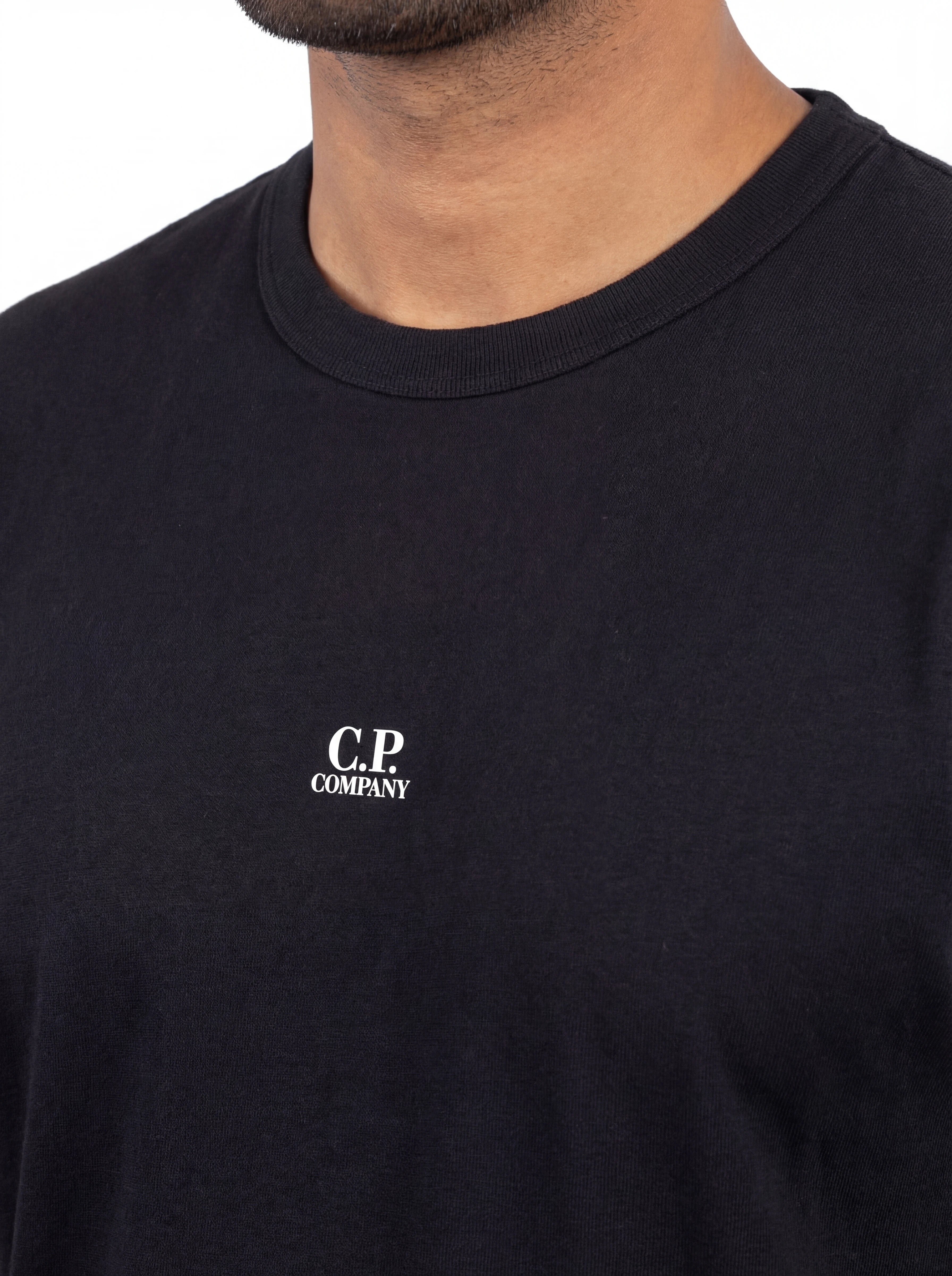 Vista da dietro di t-shirt nero nan Scritta con dettagli chiari