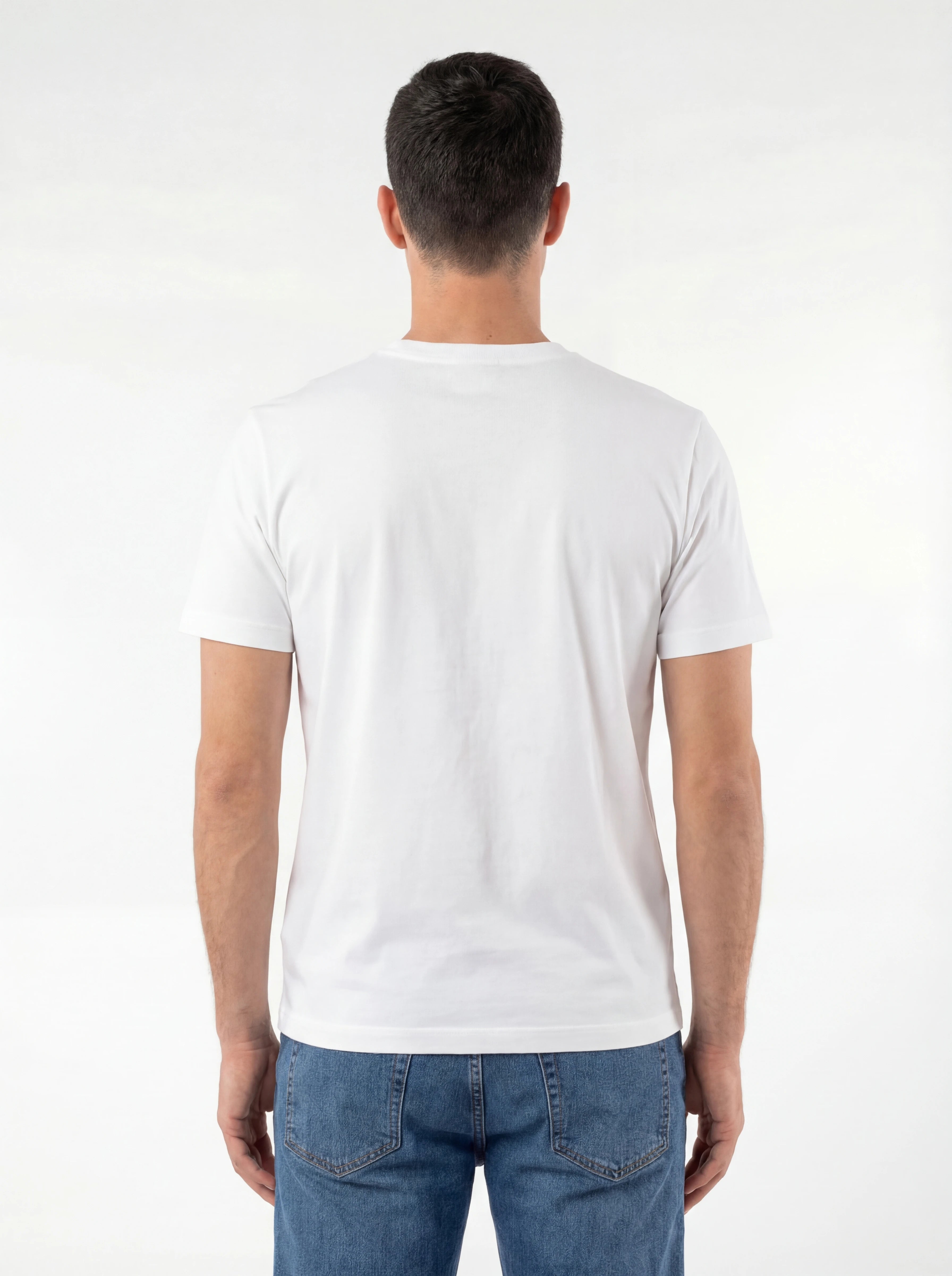 Vista da dietro di t-shirt bianco nan Scritta con dettagli chiari