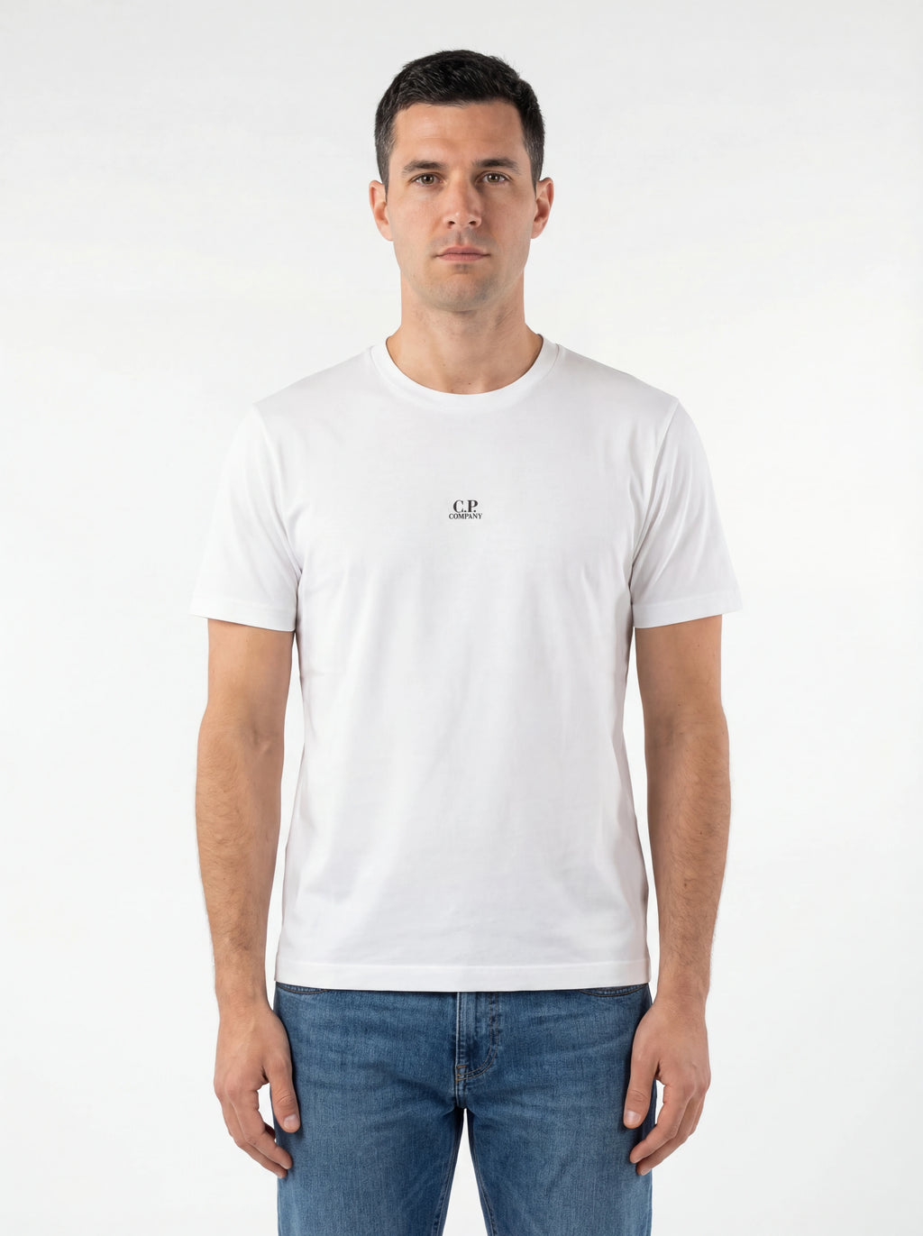 Modello indossa t-shirt bianco C.P. Company Scritta con dettagli chiari