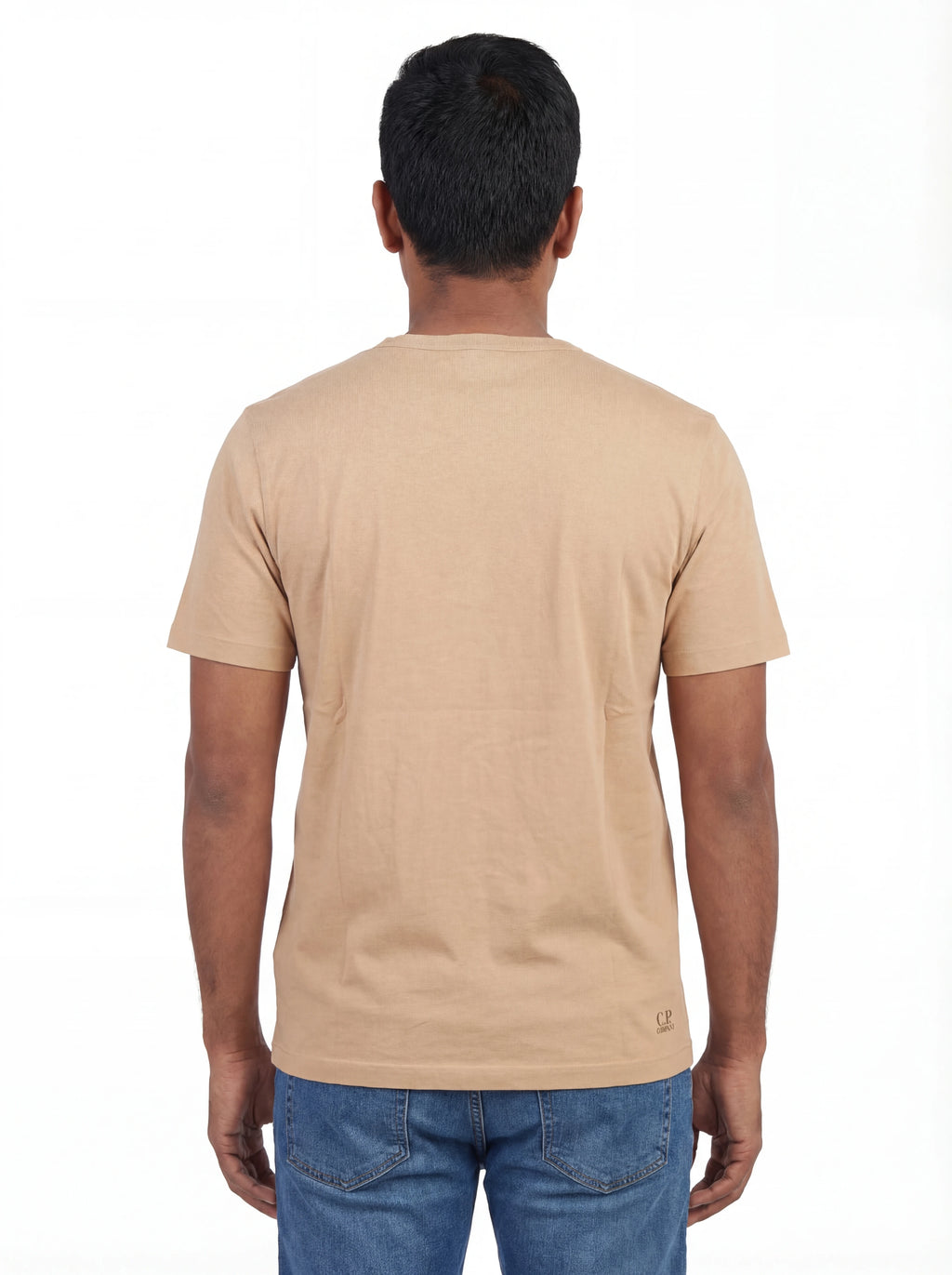 Modello a 45 gradi con t-shirt beige nan logo Scritta Taschino