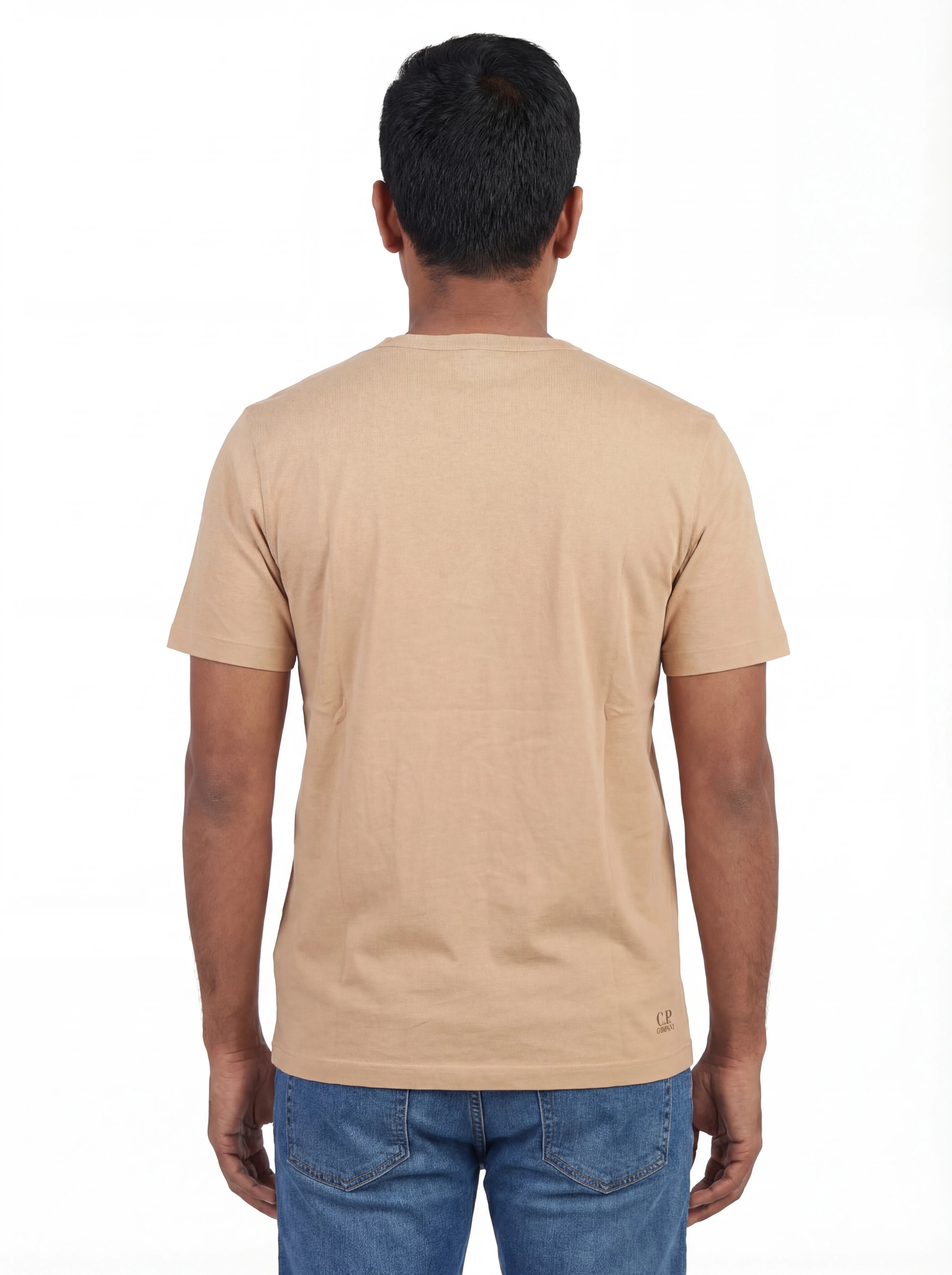 Modello a 45 gradi con t-shirt beige nan logo Scritta Taschino