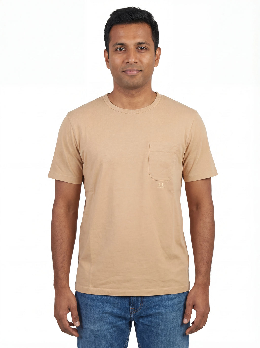 Modello indossa t-shirt beige C.P. Company logo Scritta Taschino