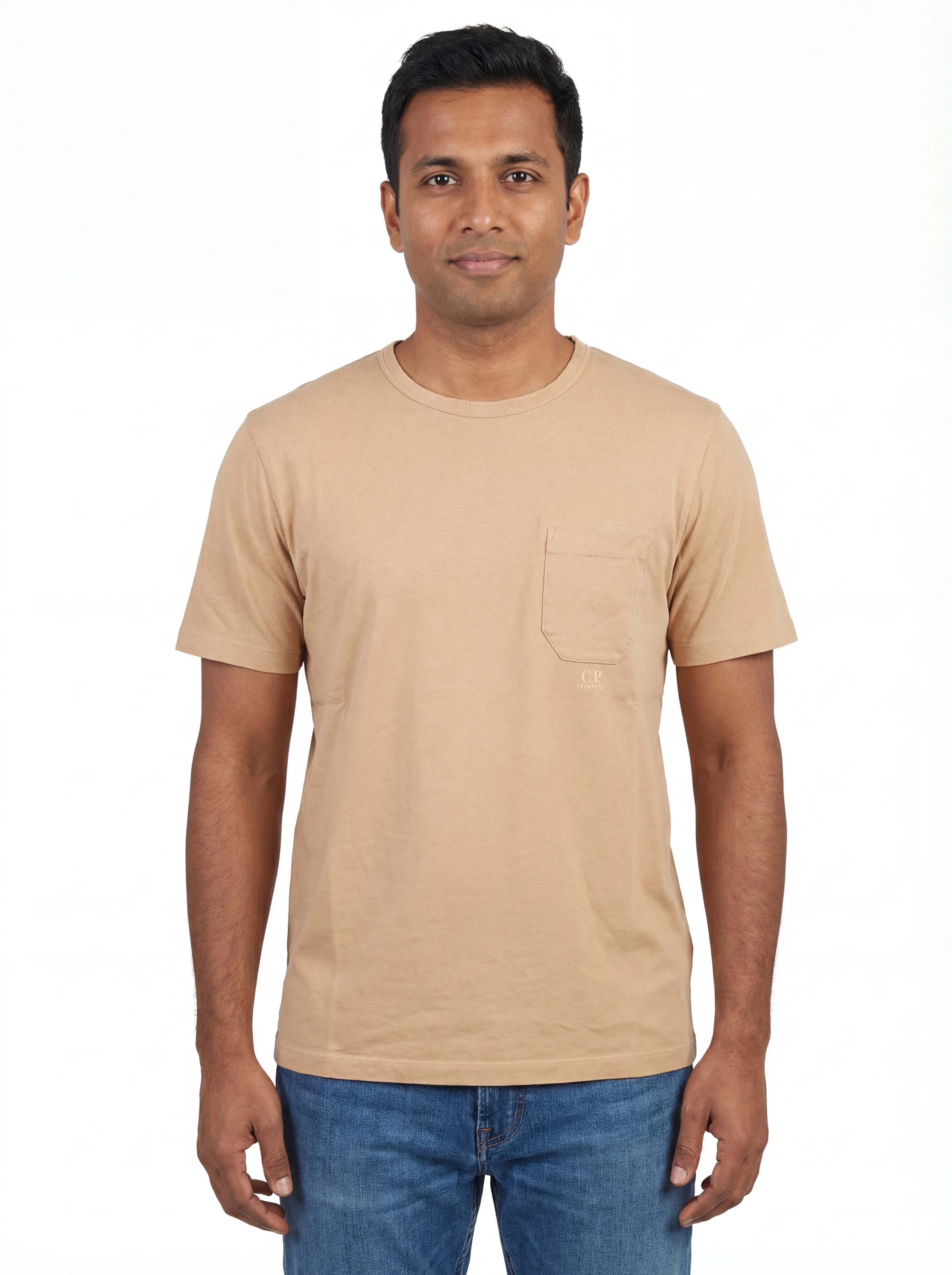 Modello indossa t-shirt beige C.P. Company logo Scritta Taschino