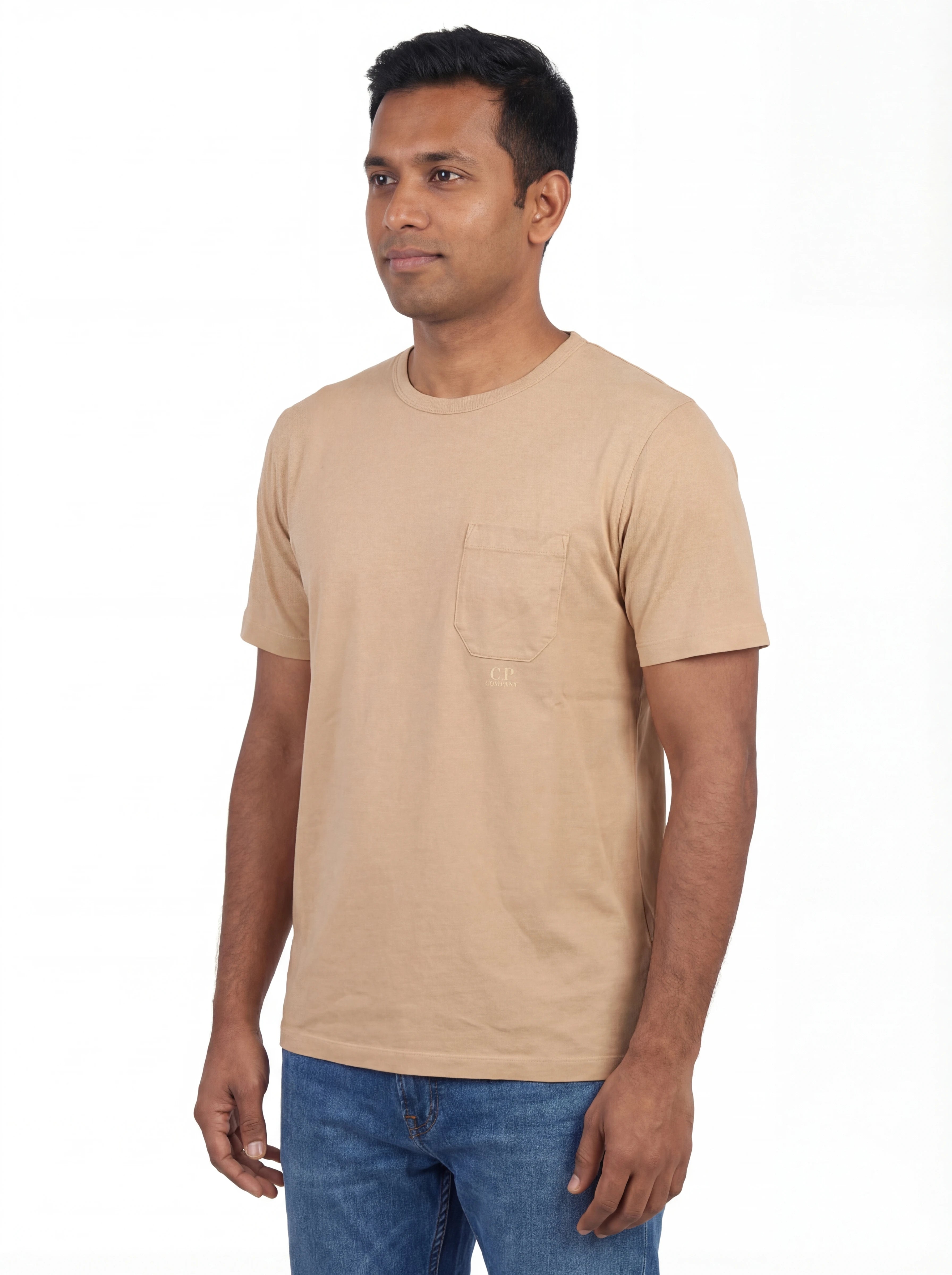 Dettaglio logo su t-shirt beige nan logo Scritta Taschino con dettagli chiari