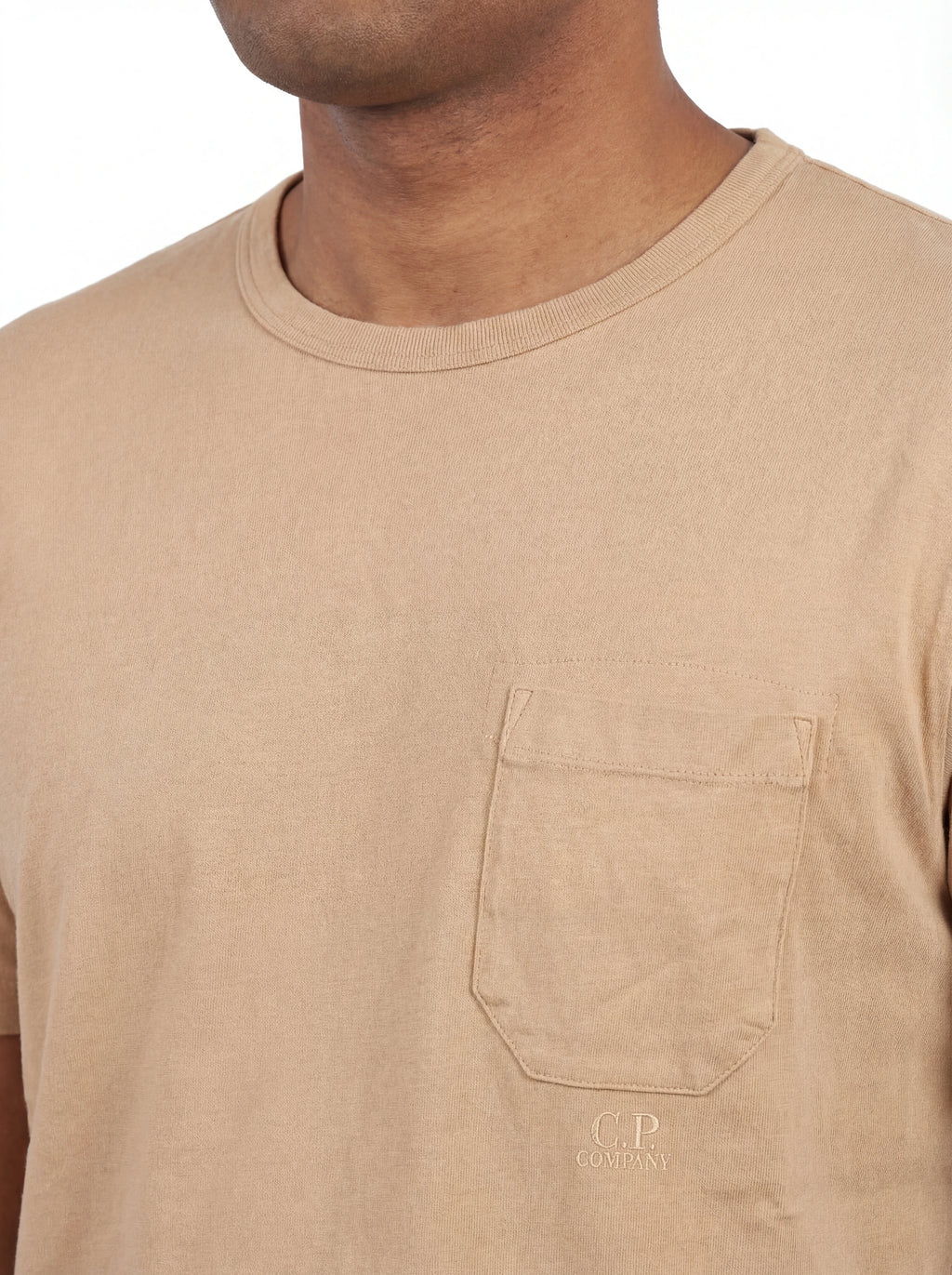 Vista da dietro di t-shirt beige nan logo Scritta Taschino con dettagli chiari