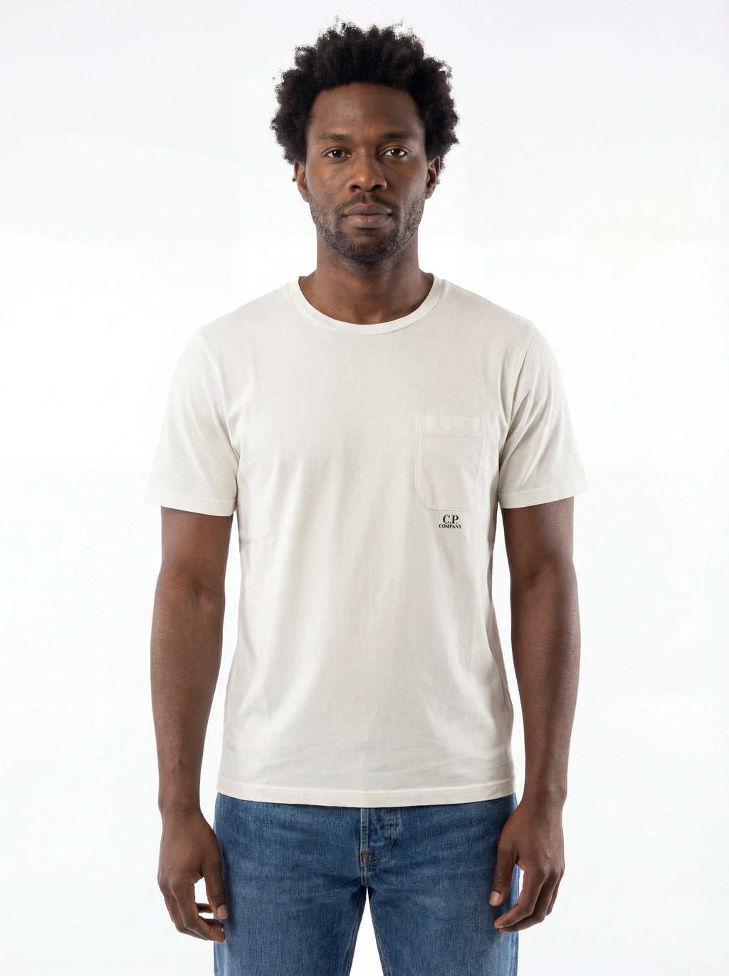 Modello indossa t-shirt bianco C.P. Company logo Scritta Taschino