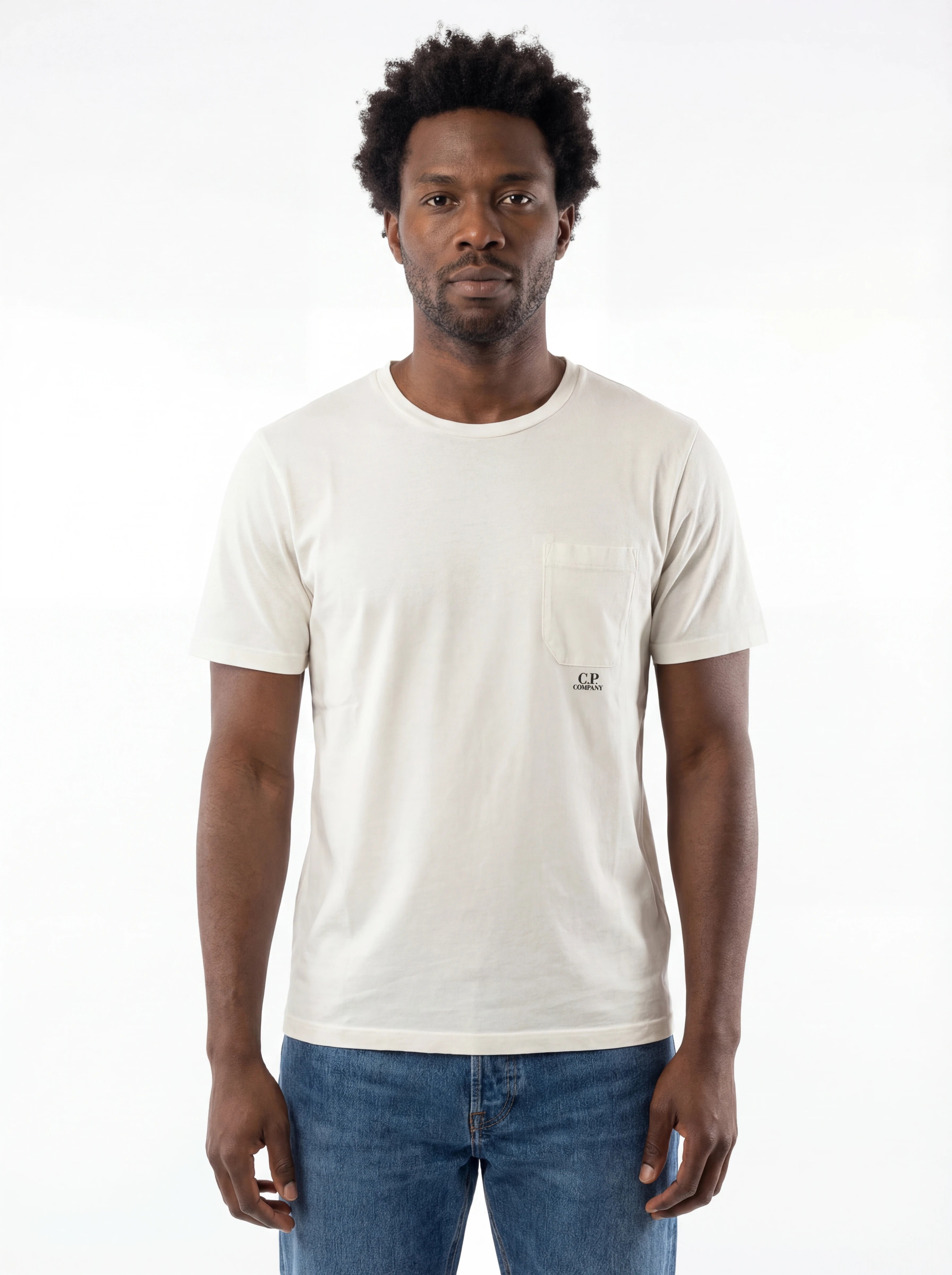 Modello indossa t-shirt bianco C.P. Company logo Scritta Taschino