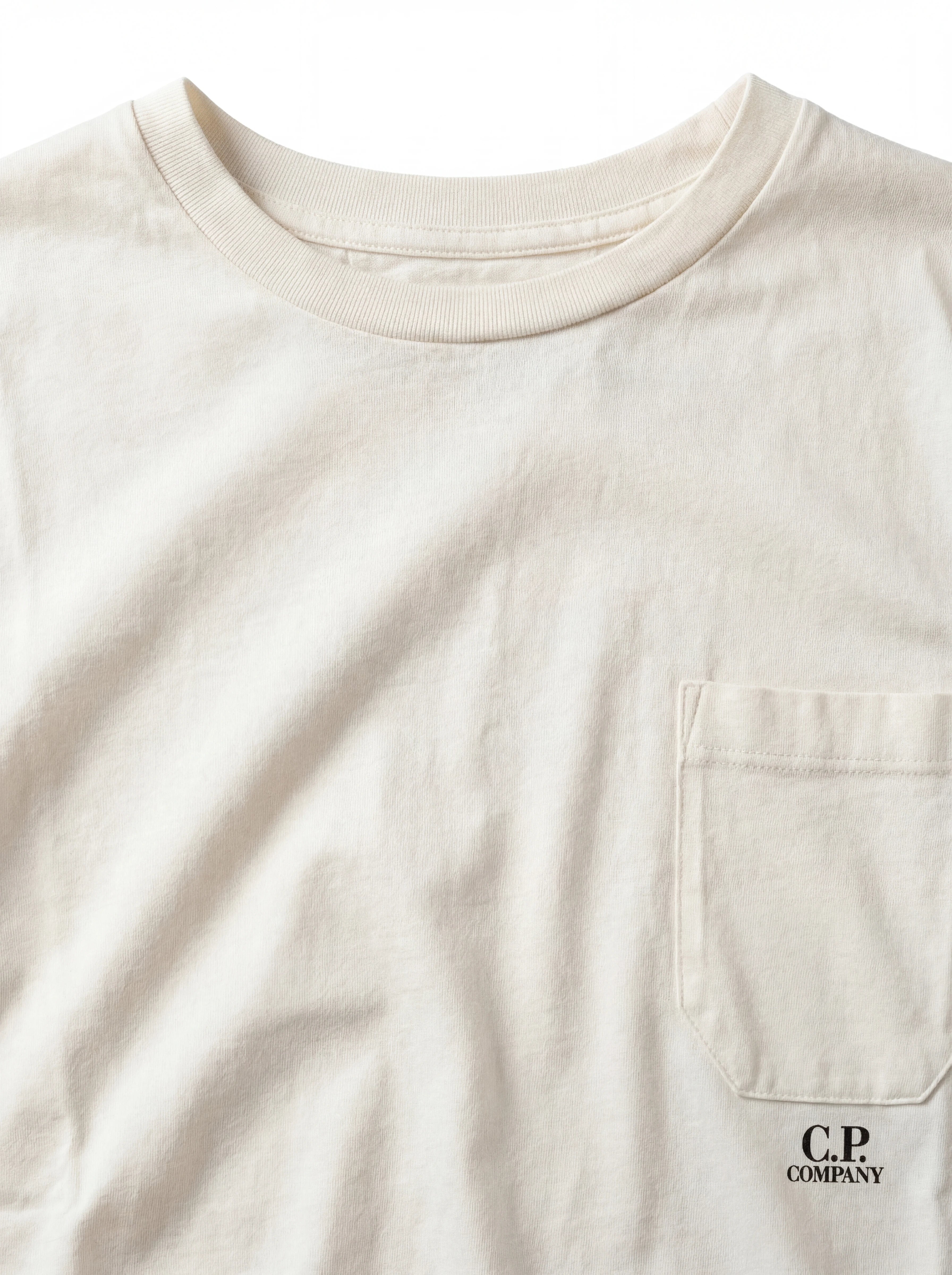 t-shirt bianco nan vista frontale logo Scritta Taschino con dettagli chiari