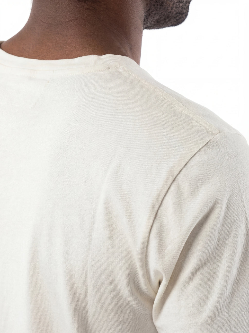 Vista da dietro di t-shirt bianco nan logo Scritta Taschino con dettagli chiari